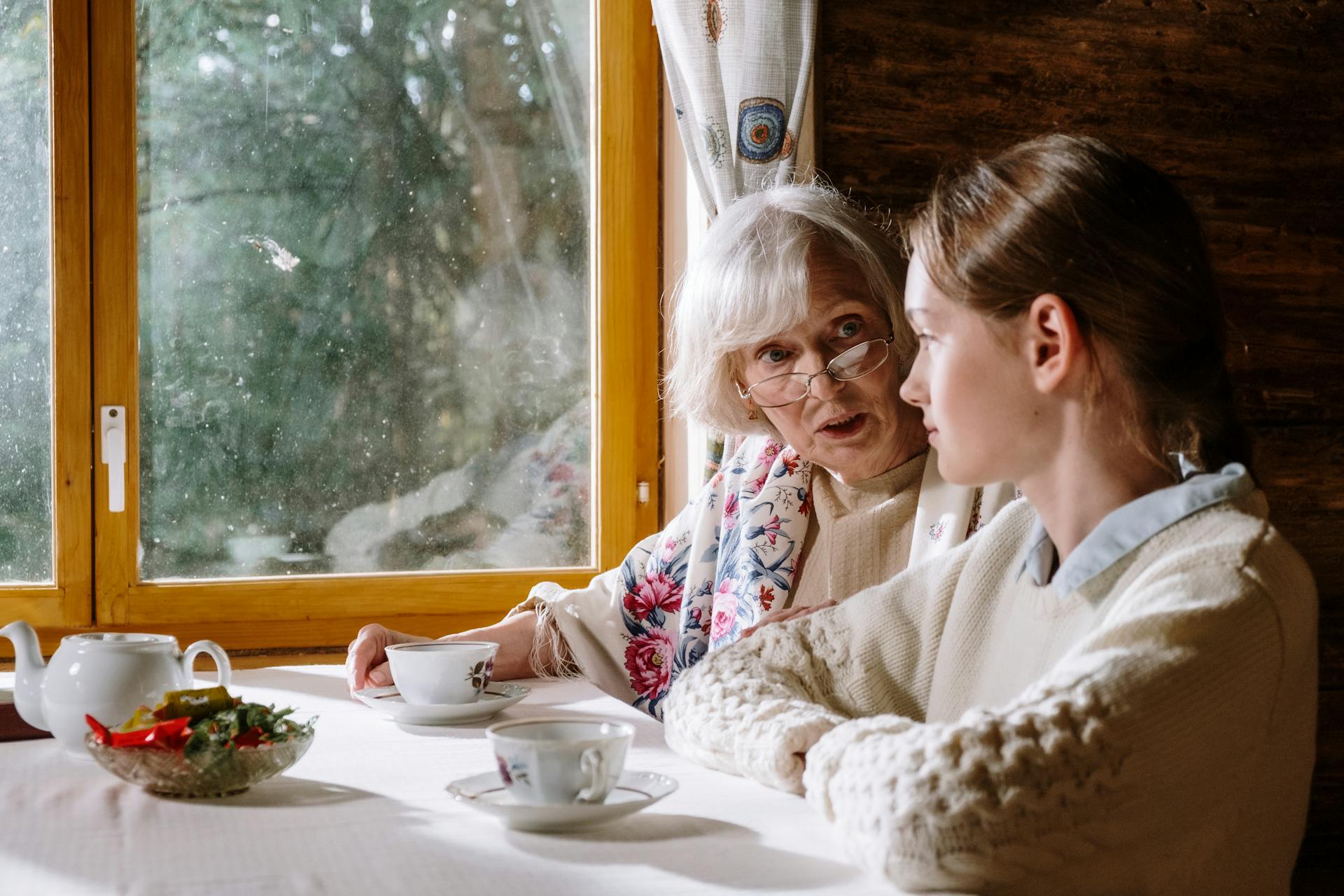 Une femme âgée qui parle à sa petite-fille | Source : Pexels