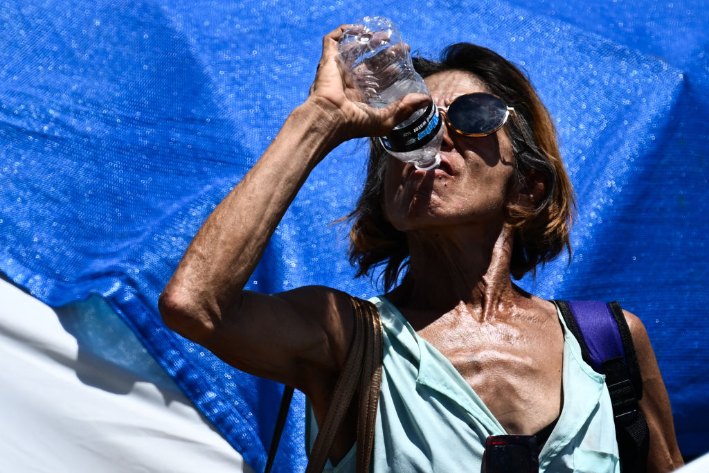 Une femme en train de boire une bouteille d'eau | Source : Getty Images