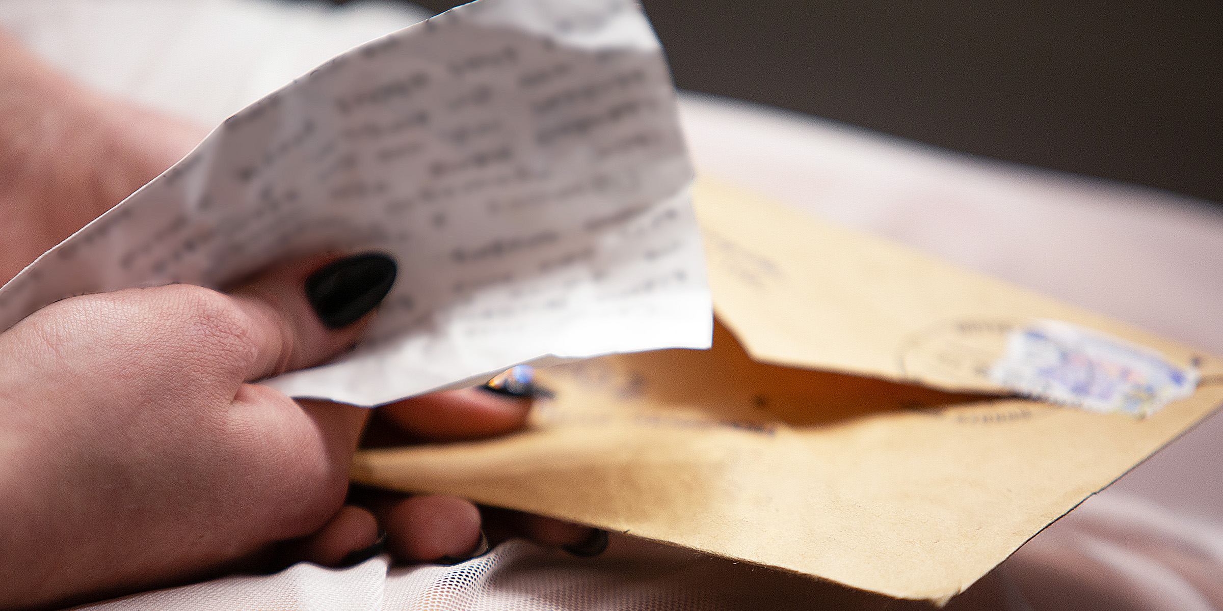 Une personne tenant une enveloppe et une lettre | Source : Shutterstock