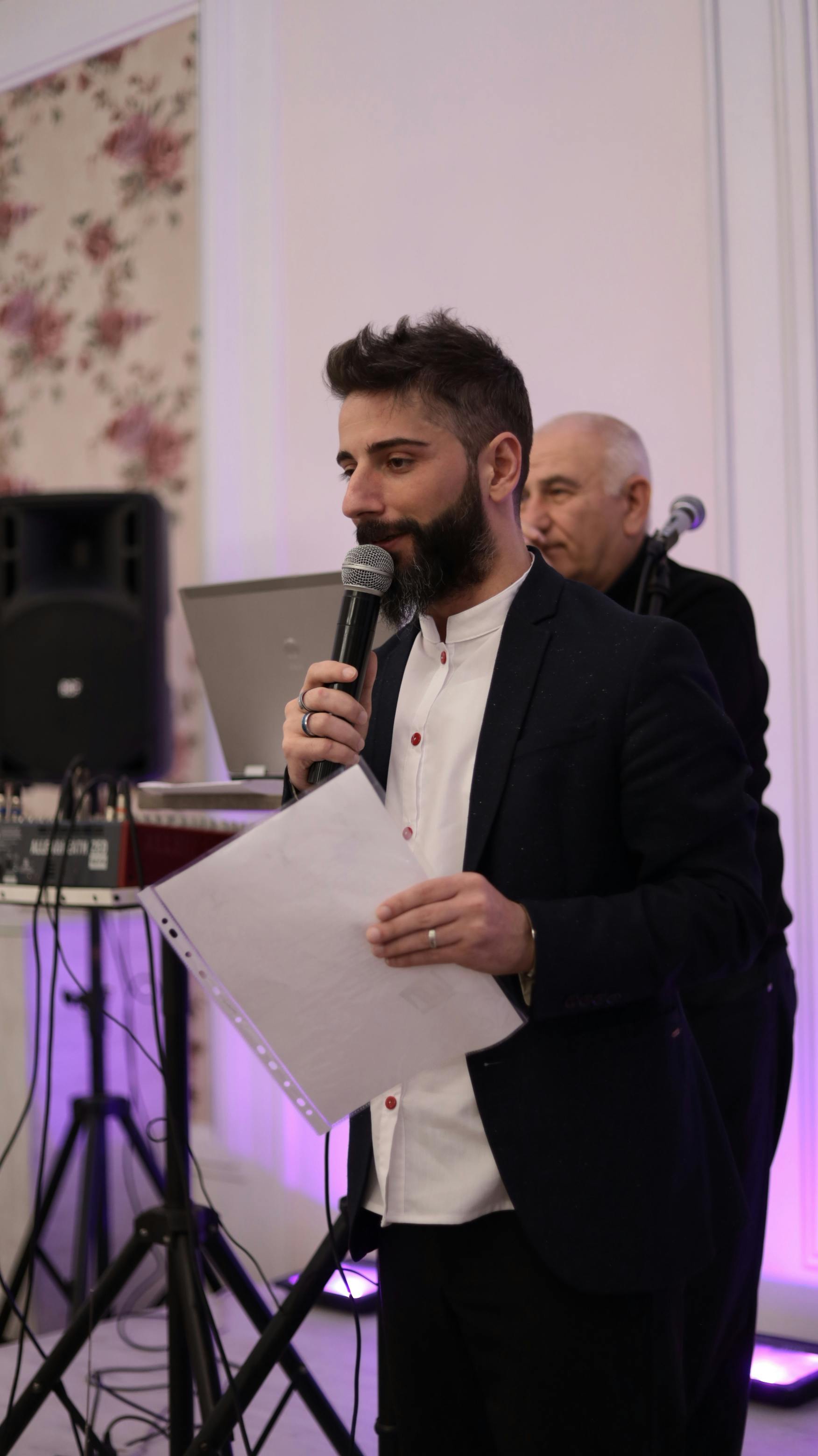 Un homme s'adressant à un public | Source : Pexels