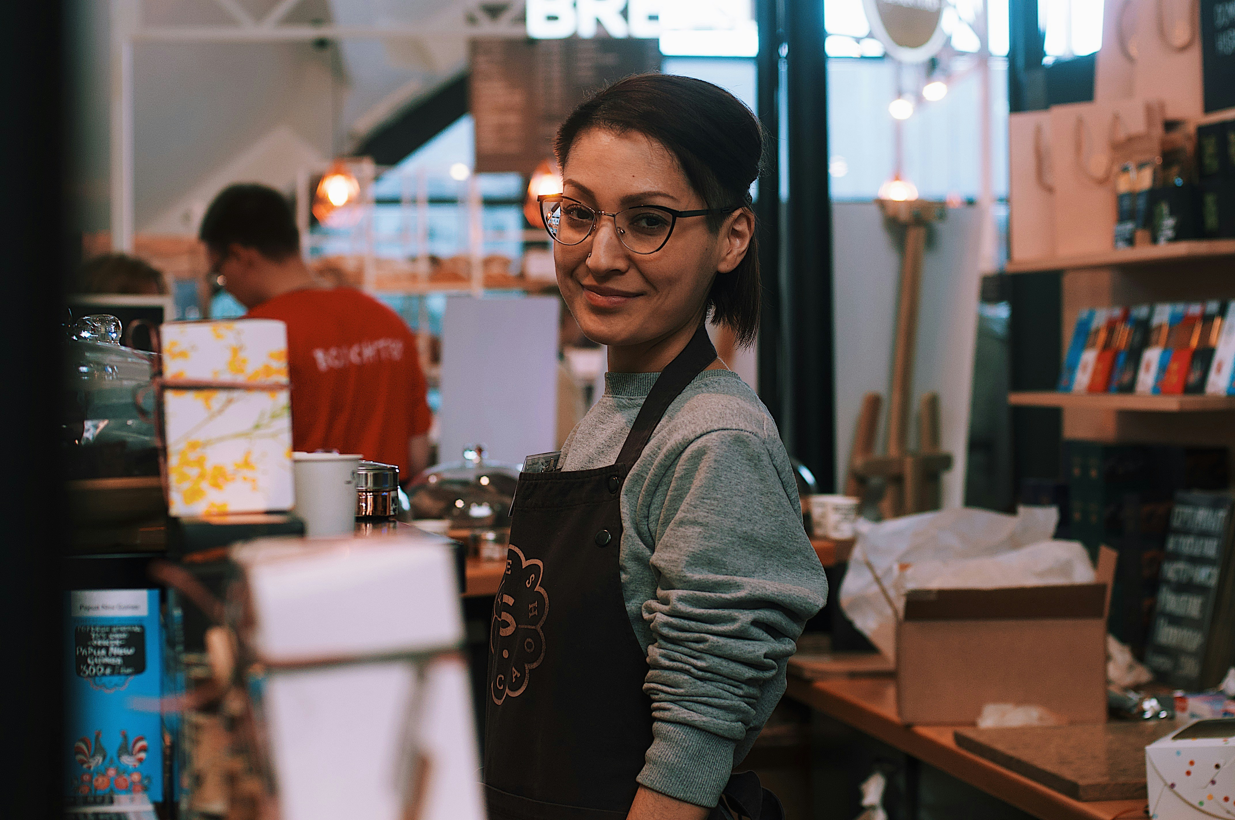 Une caissière souriante | Source : Unsplash