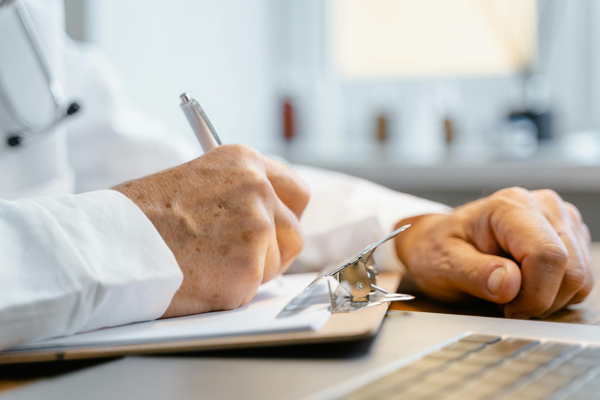 Un médecin écrit sur un papier | Source : Pexels