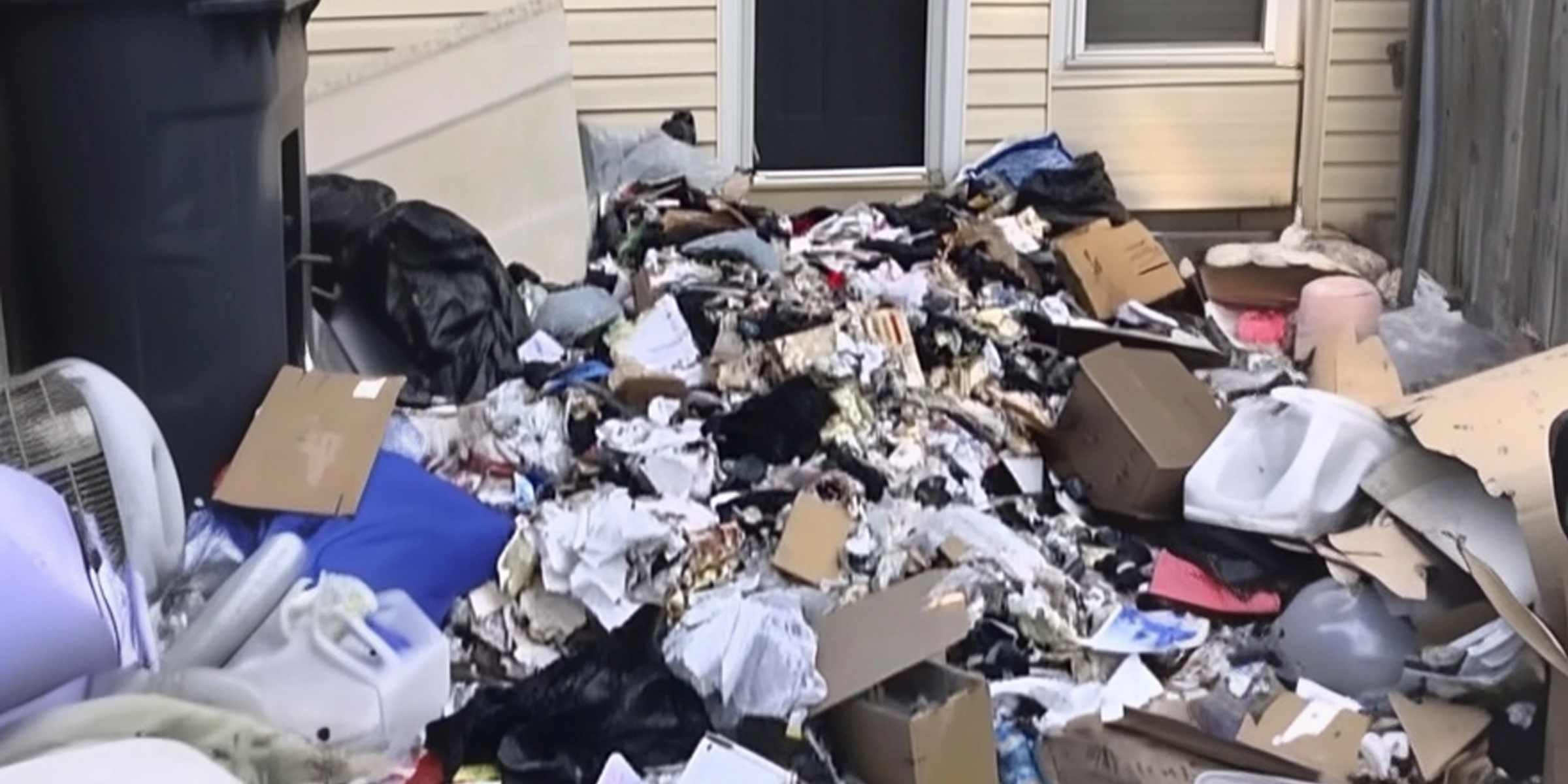 Déchets à l'extérieur d'une maison | Source : Ozdomedia