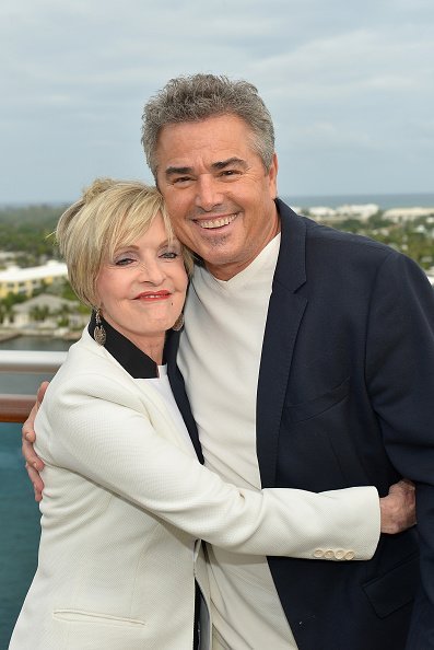 L'acteur pose avec Florence Henderson le 5 novembre 2014 à Fort Lauderdale, en Floride | Source : Getty Images