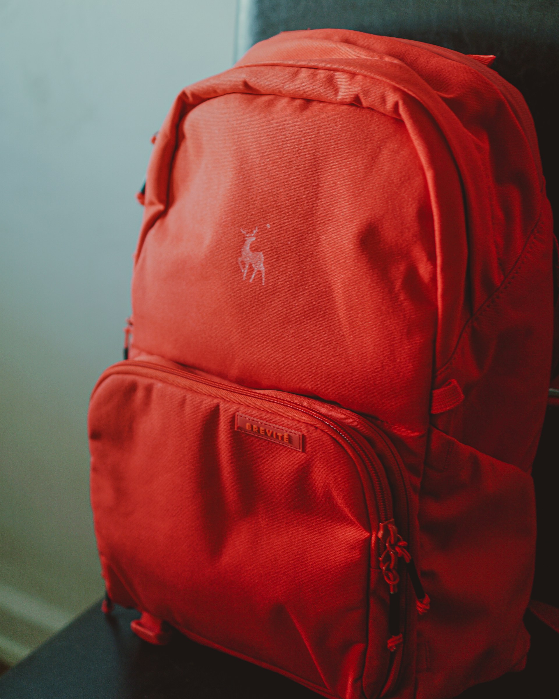 Un sac à dos rouge sur une chaise | Source : Unsplash