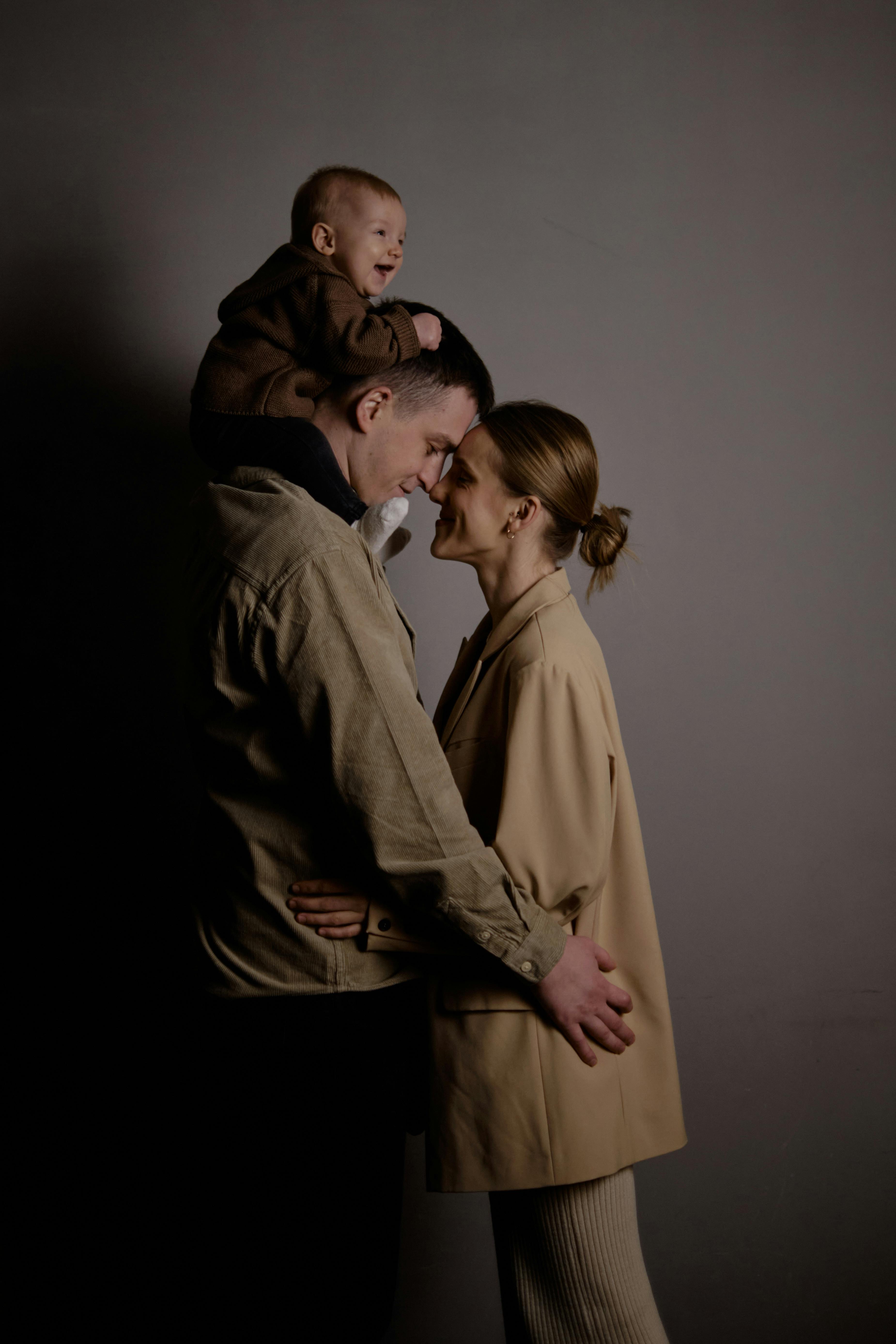 Une famille heureuse de trois personnes | Source : Pexels