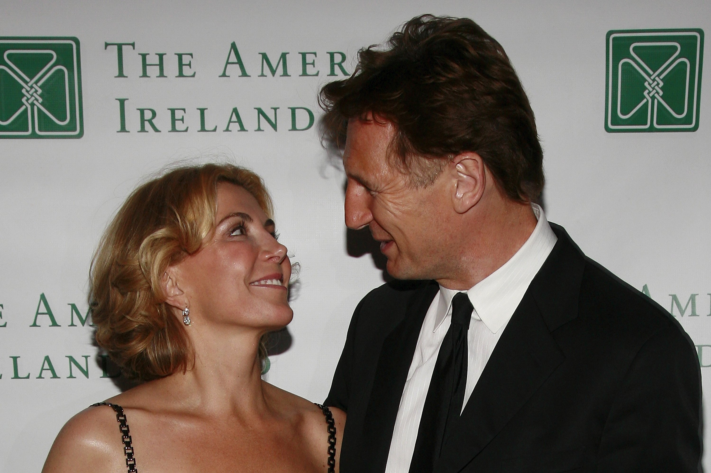 Natasha Richardson et Liam Neeson assistent au 33e gala annuel de collecte de fonds à New York de l'American Ireland Fund le 8 mai 2008 | Source : Getty Images