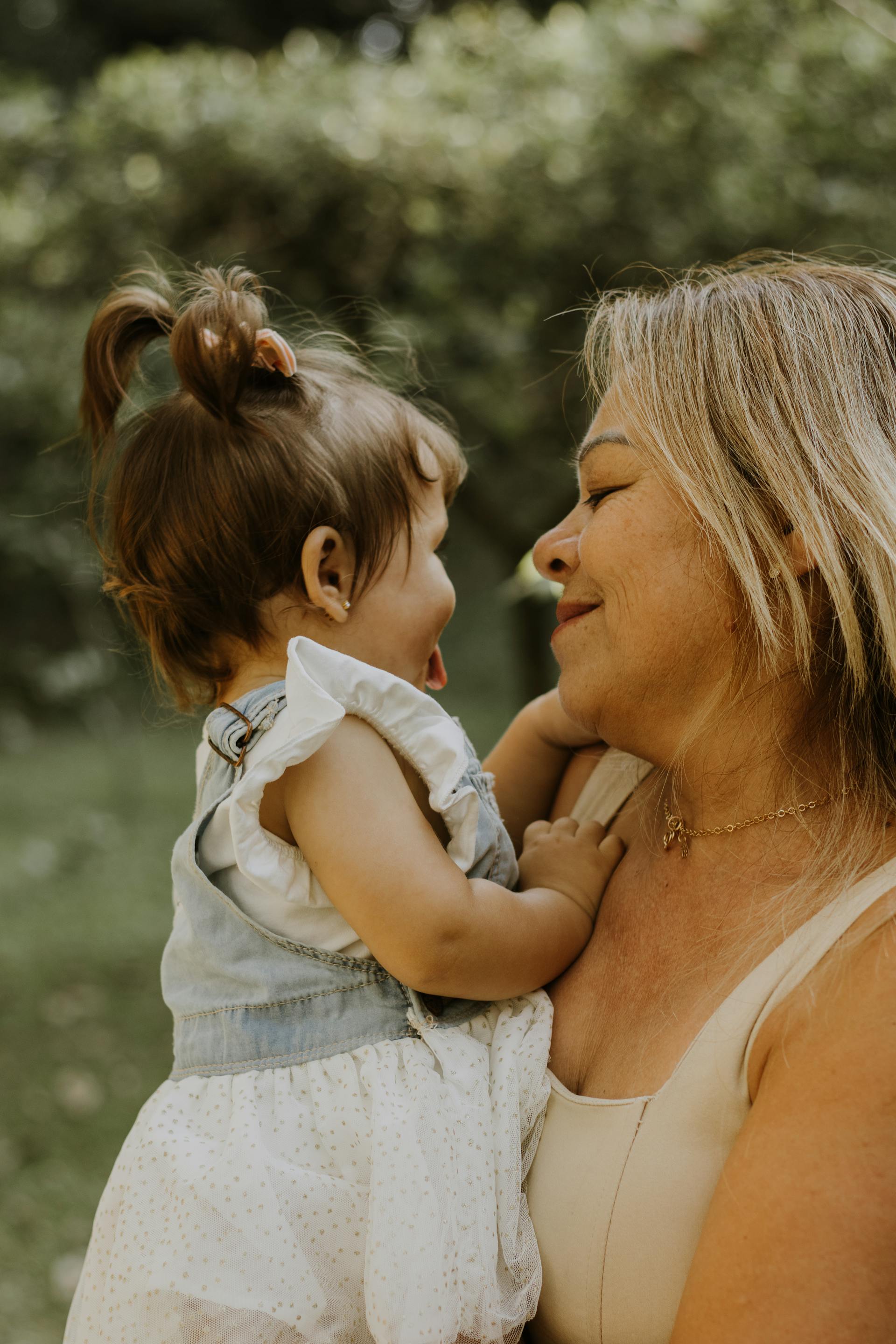 Une grand-mère aimante tenant une petite fille dans ses bras | Source : Pexels