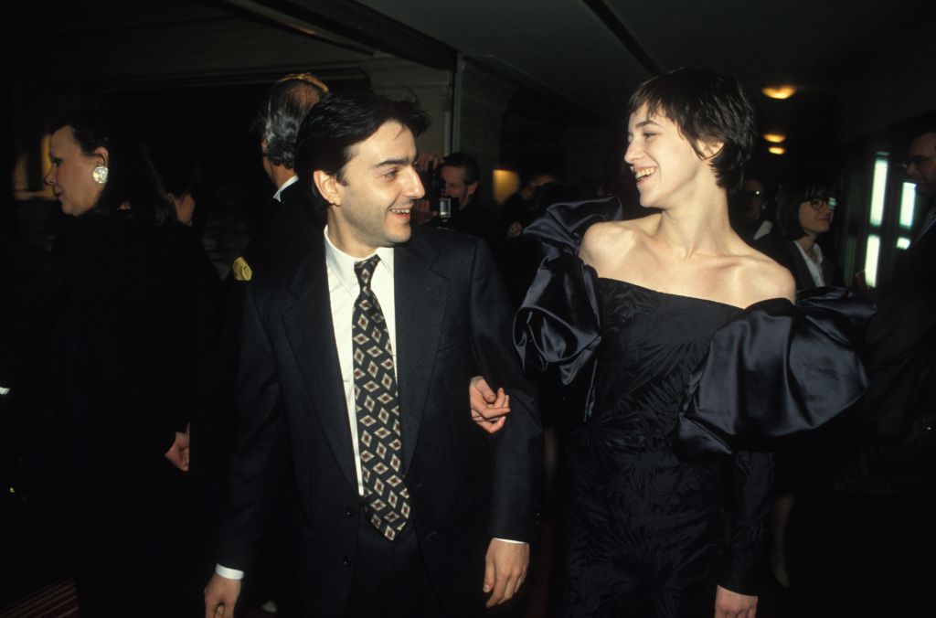 Yvan Attal et Charlotte Gainsbourg a la ceremonie de remise des Molieres du theatre le 18 avril 1994 a Paris, France. (Photo by Pool BENAINOUS/SCORCELLETTI/Gamma-Rapho via Getty Images)