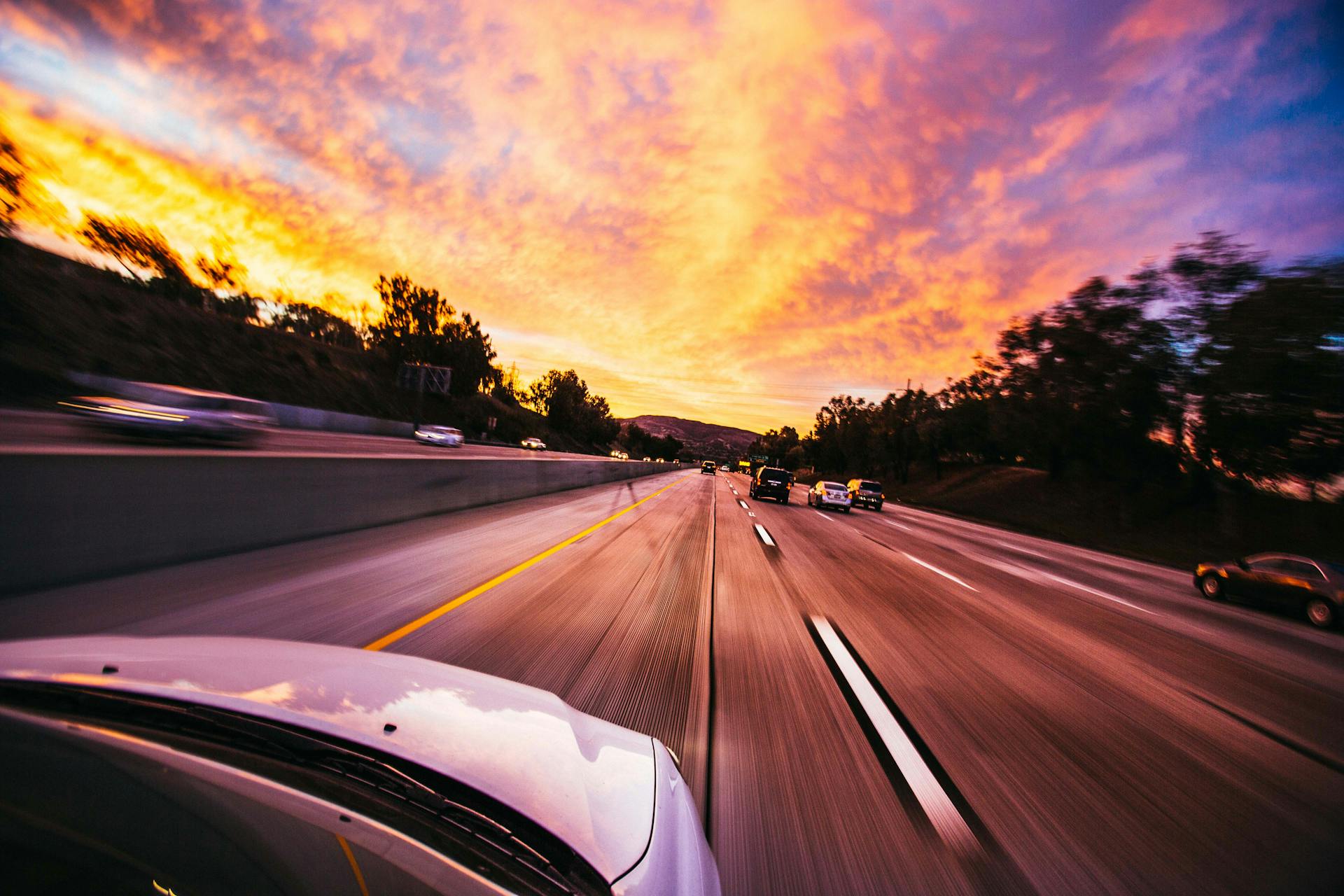 Voitures sur une route | Source : Pexels