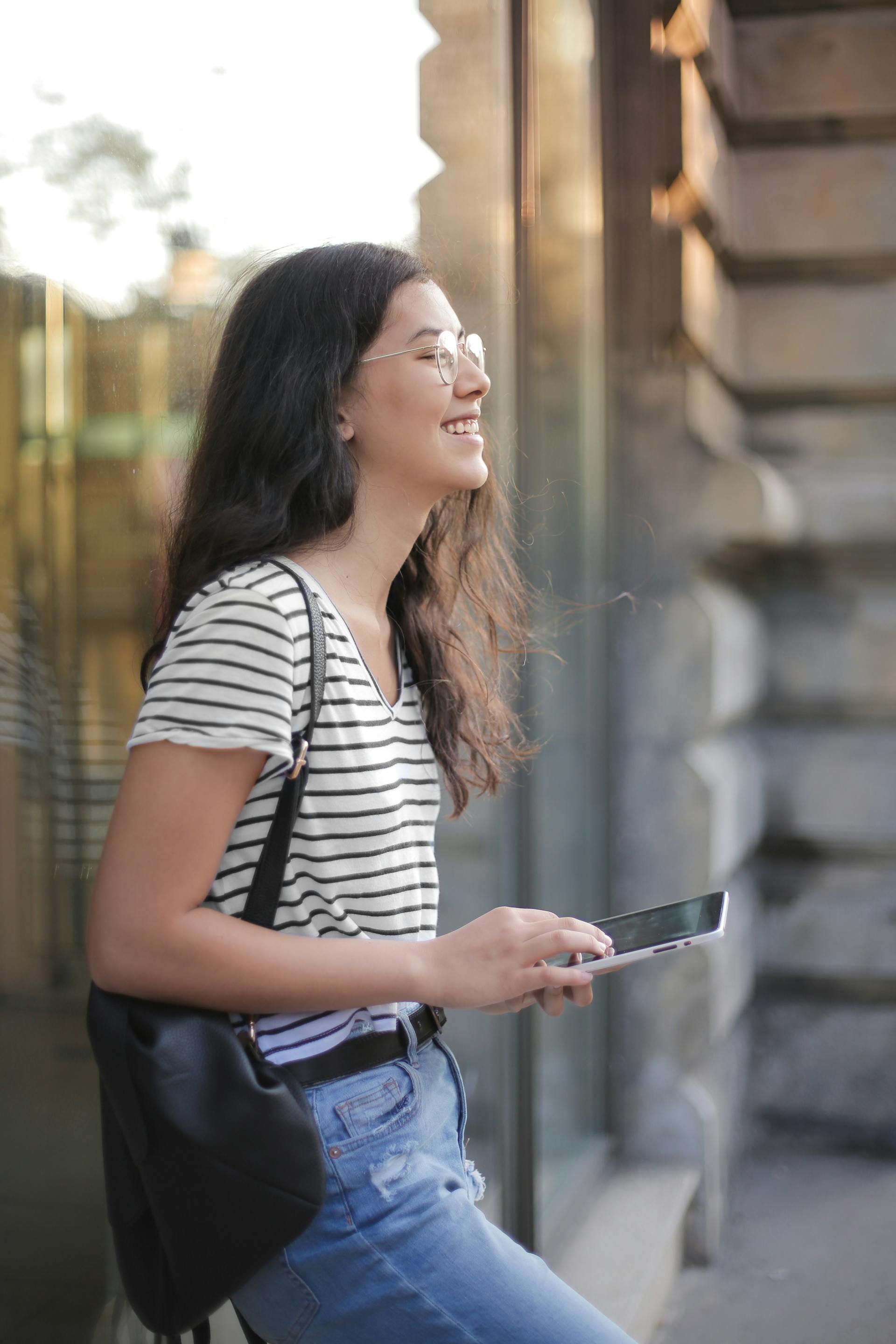 Une femme utilisant un téléphone | Source : Pexels