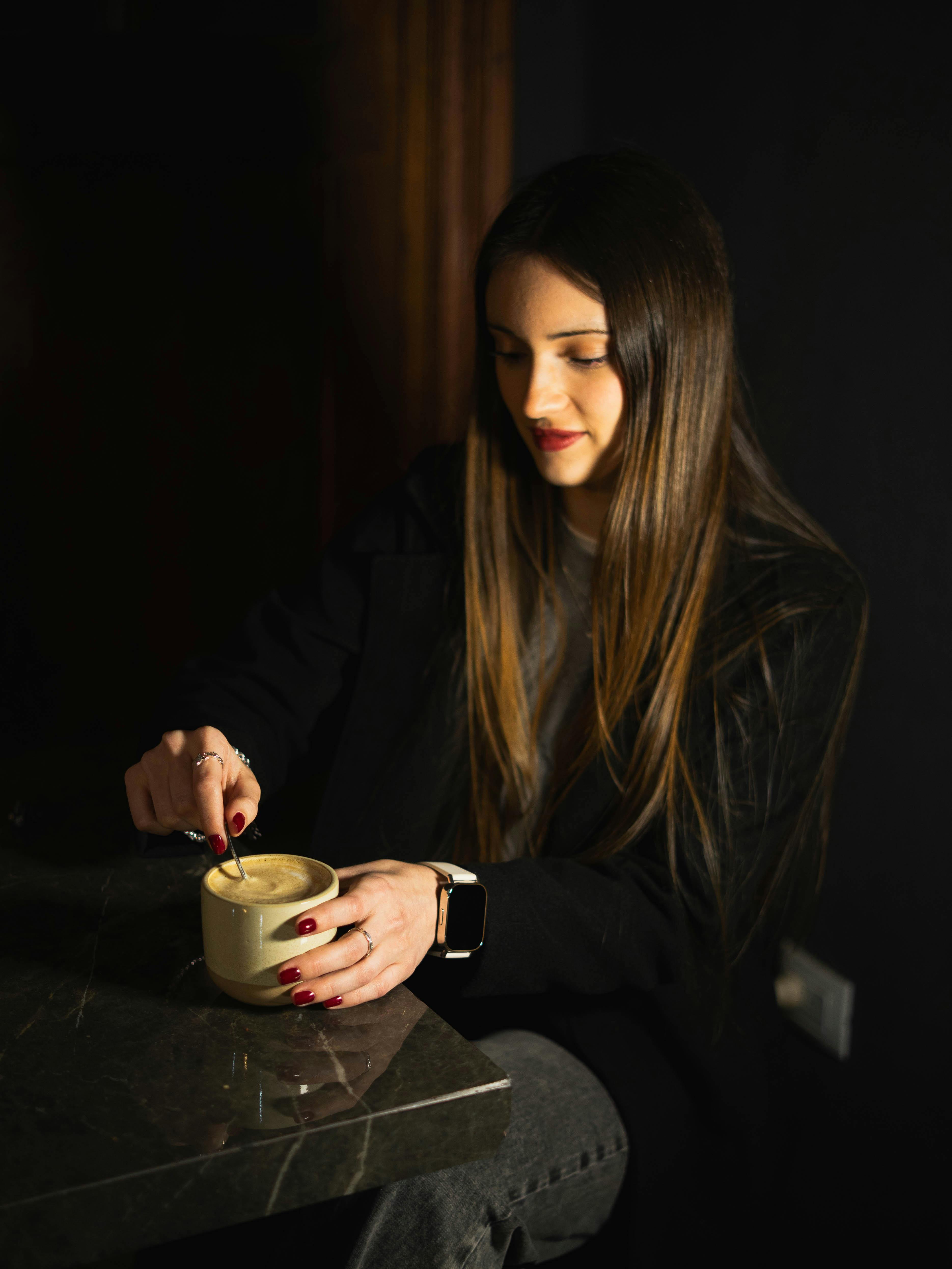Une femme assise dans un restaurant | Source : Pexels