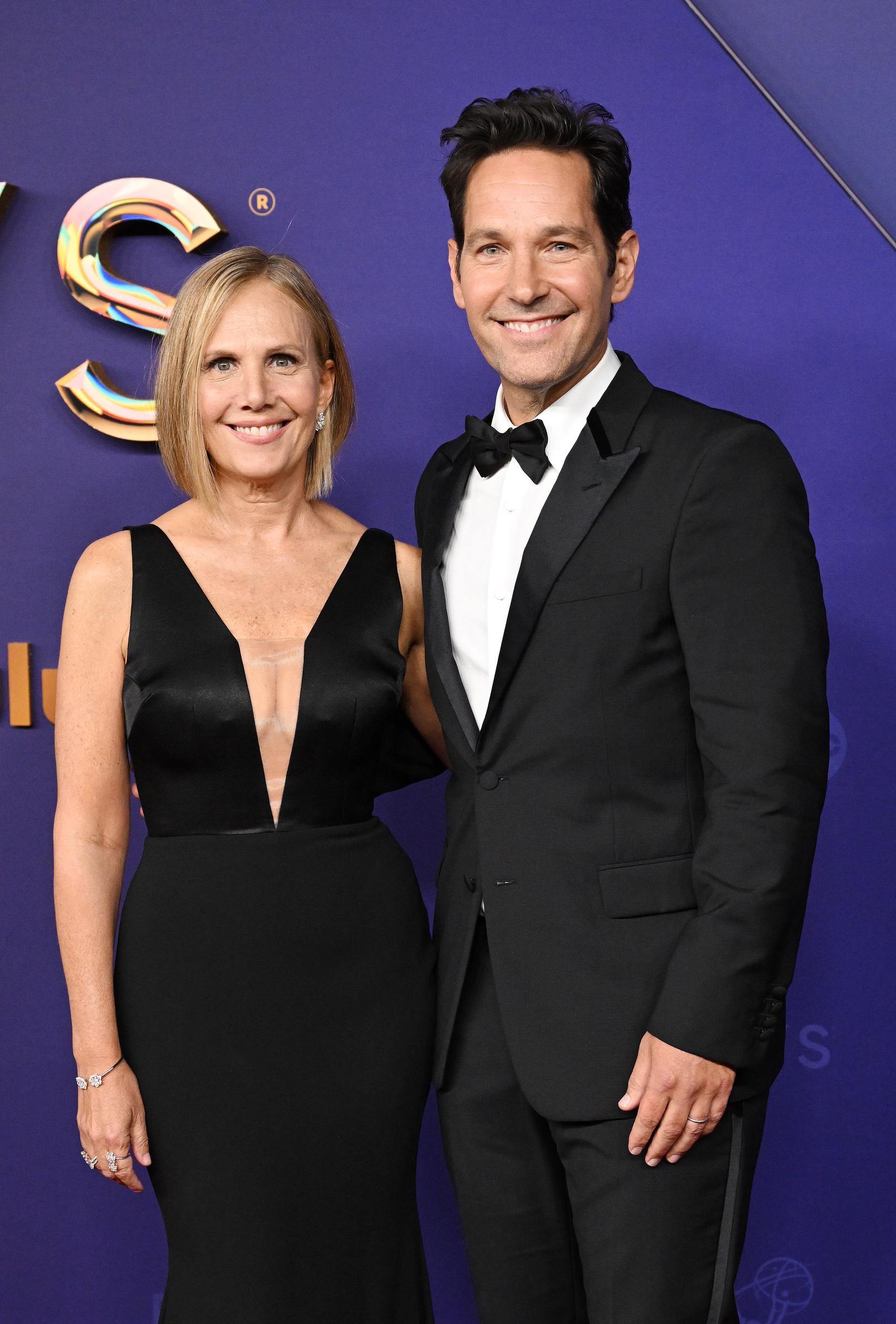 Paul Rudd et Julie Yaeger lors de la 76e édition des Primetime Emmy Awards le 15 septembre 2024 | Source : Getty Images