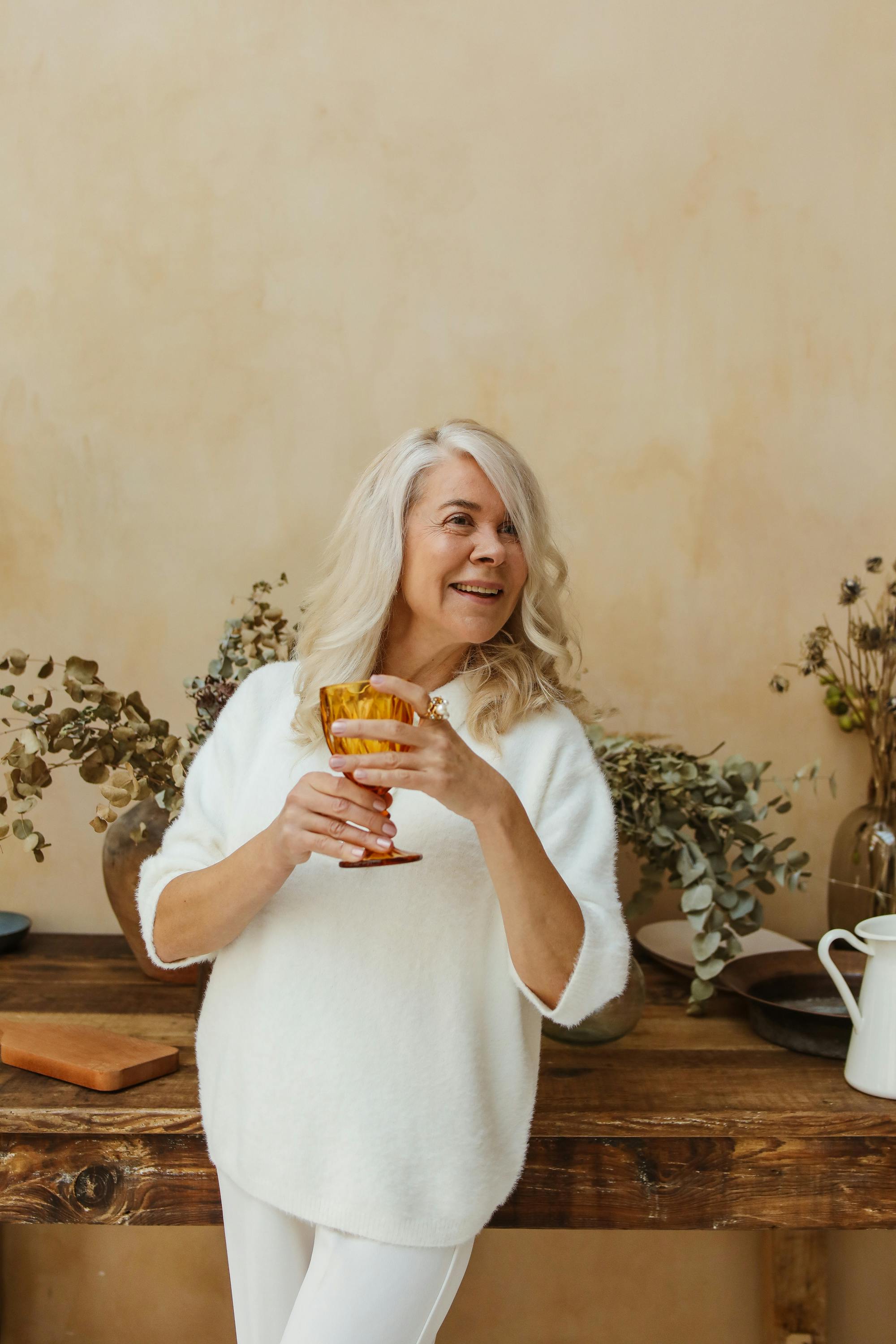 Une femme âgée tenant un verre | Source : Pexels