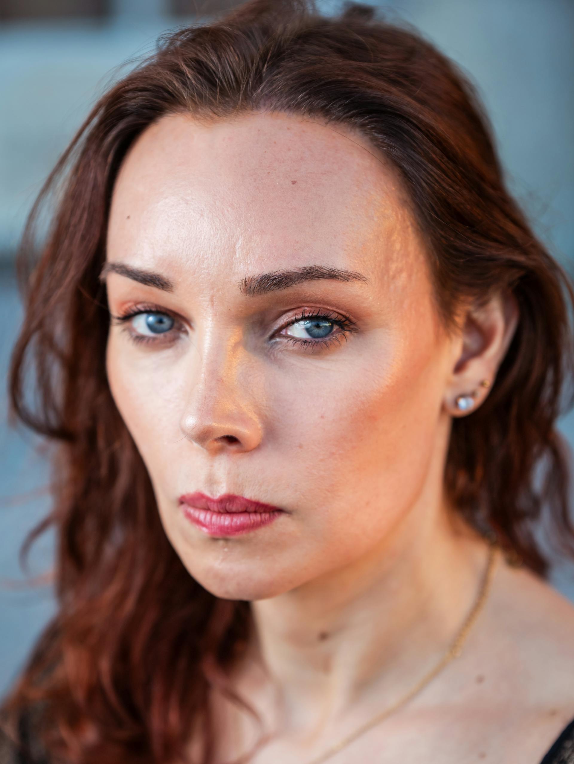 Une femme solennelle | Source : Pexels