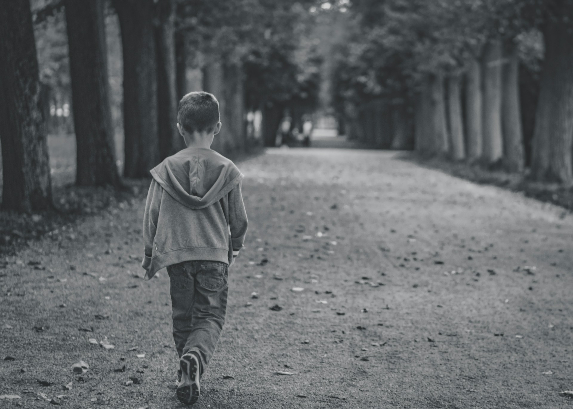 Un petit garçon debout sur la route | Source : Unsplash