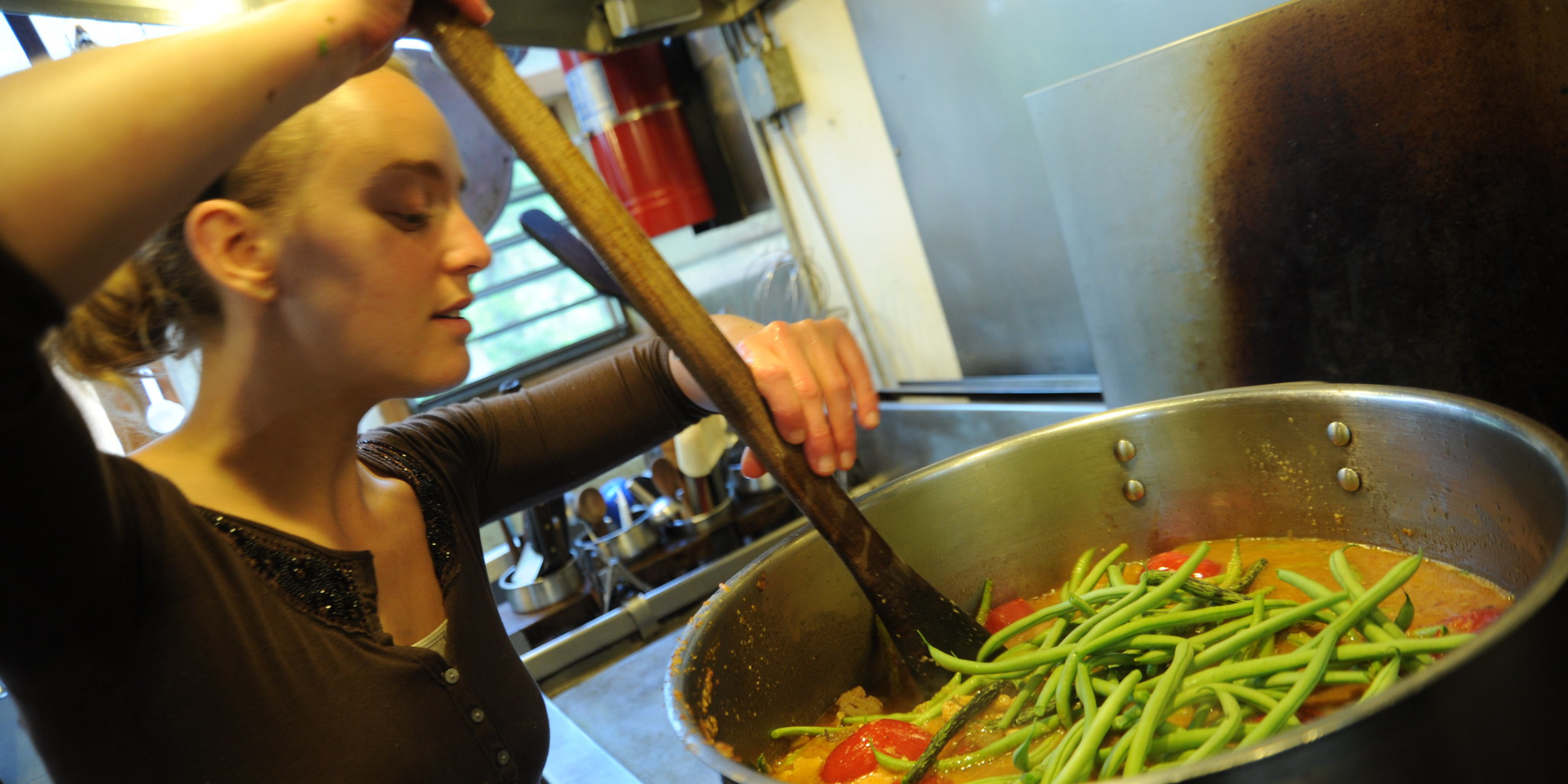 Une femme en train de cuisiner | Source : Flickr