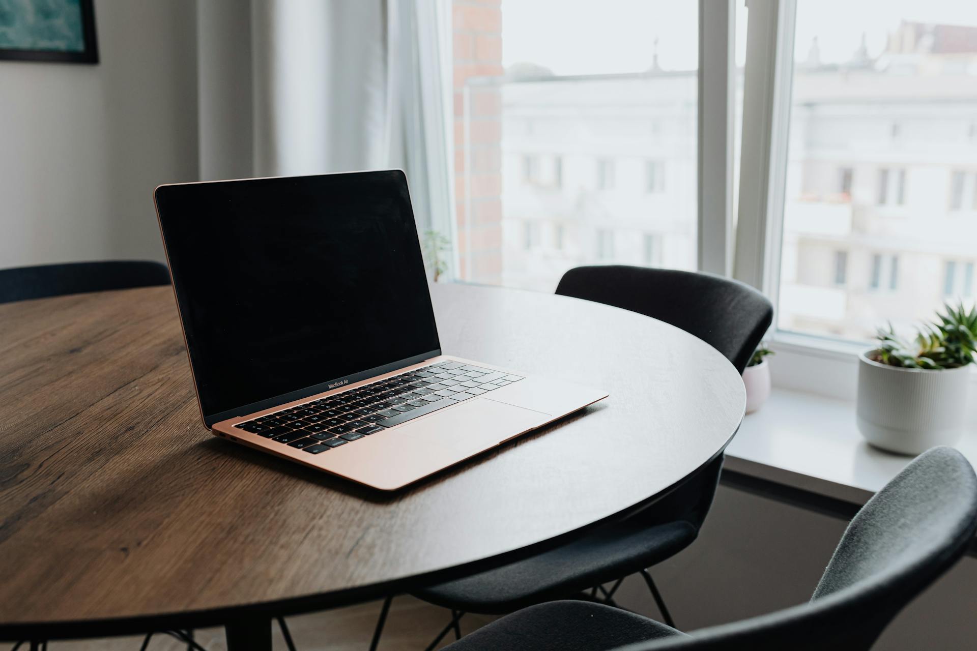 Un ordinateur portable sur une table | Source : Pexels