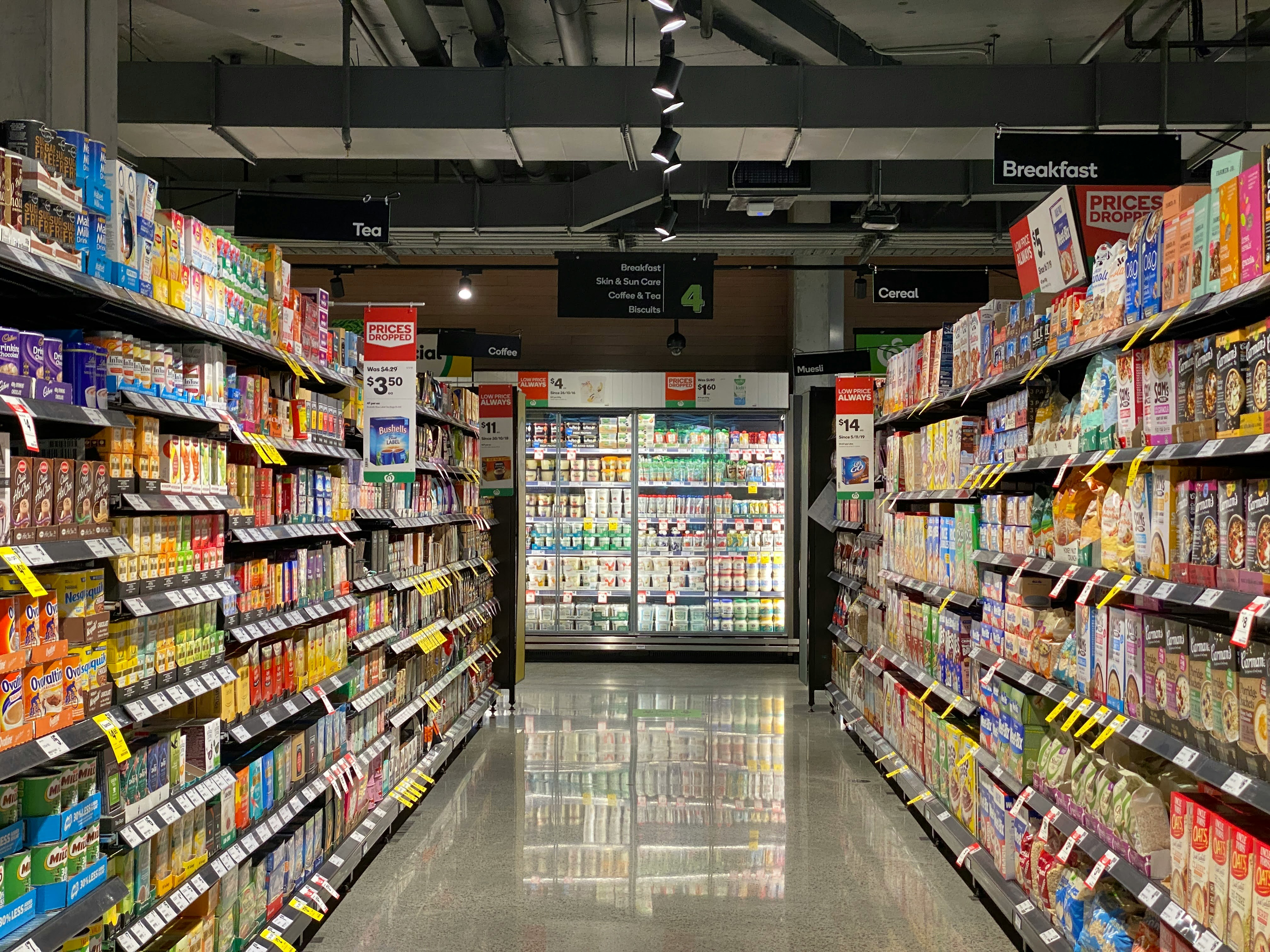 Une allée dans une épicerie | Source : Pexels