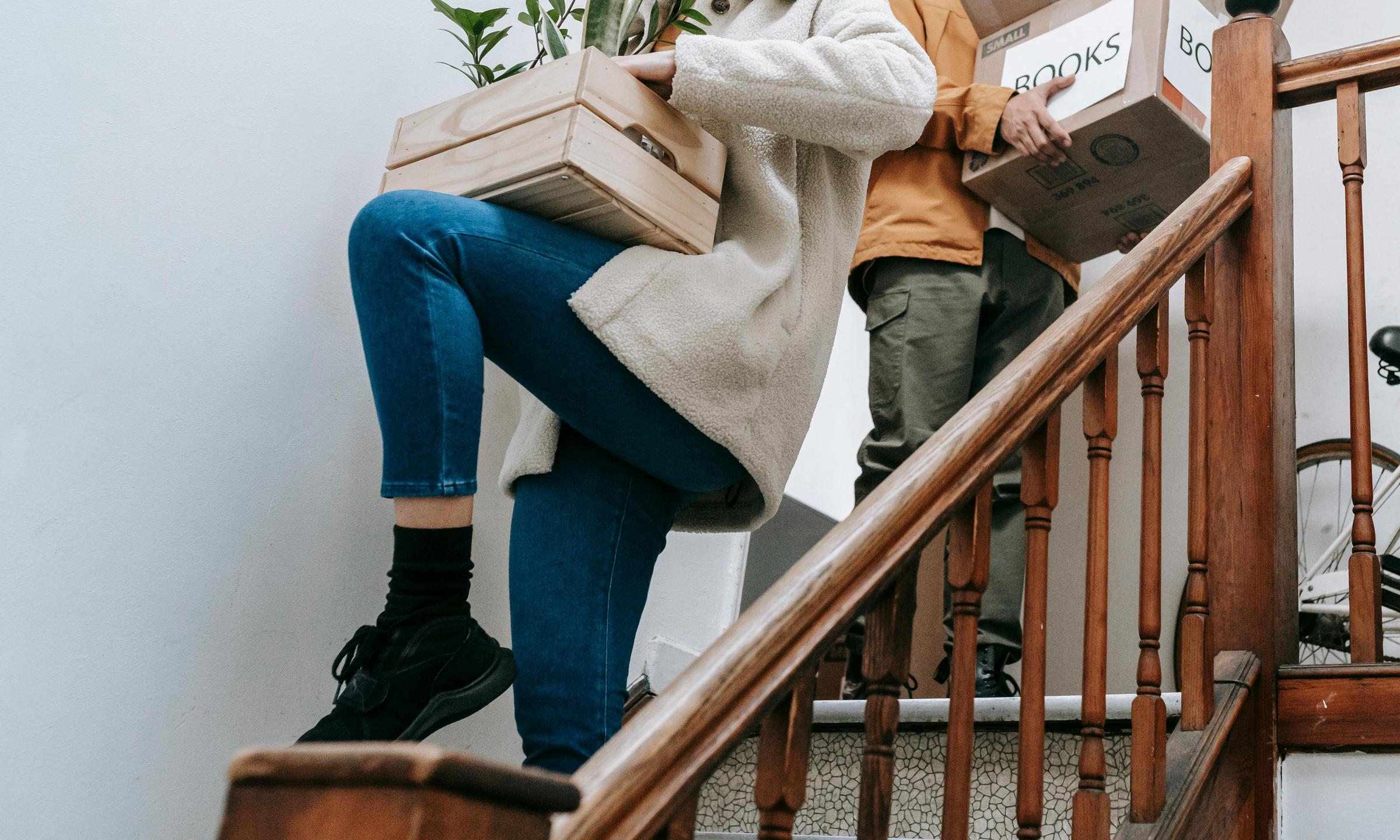Des objets emballés sont transportés dans les escaliers | Source : Pexels