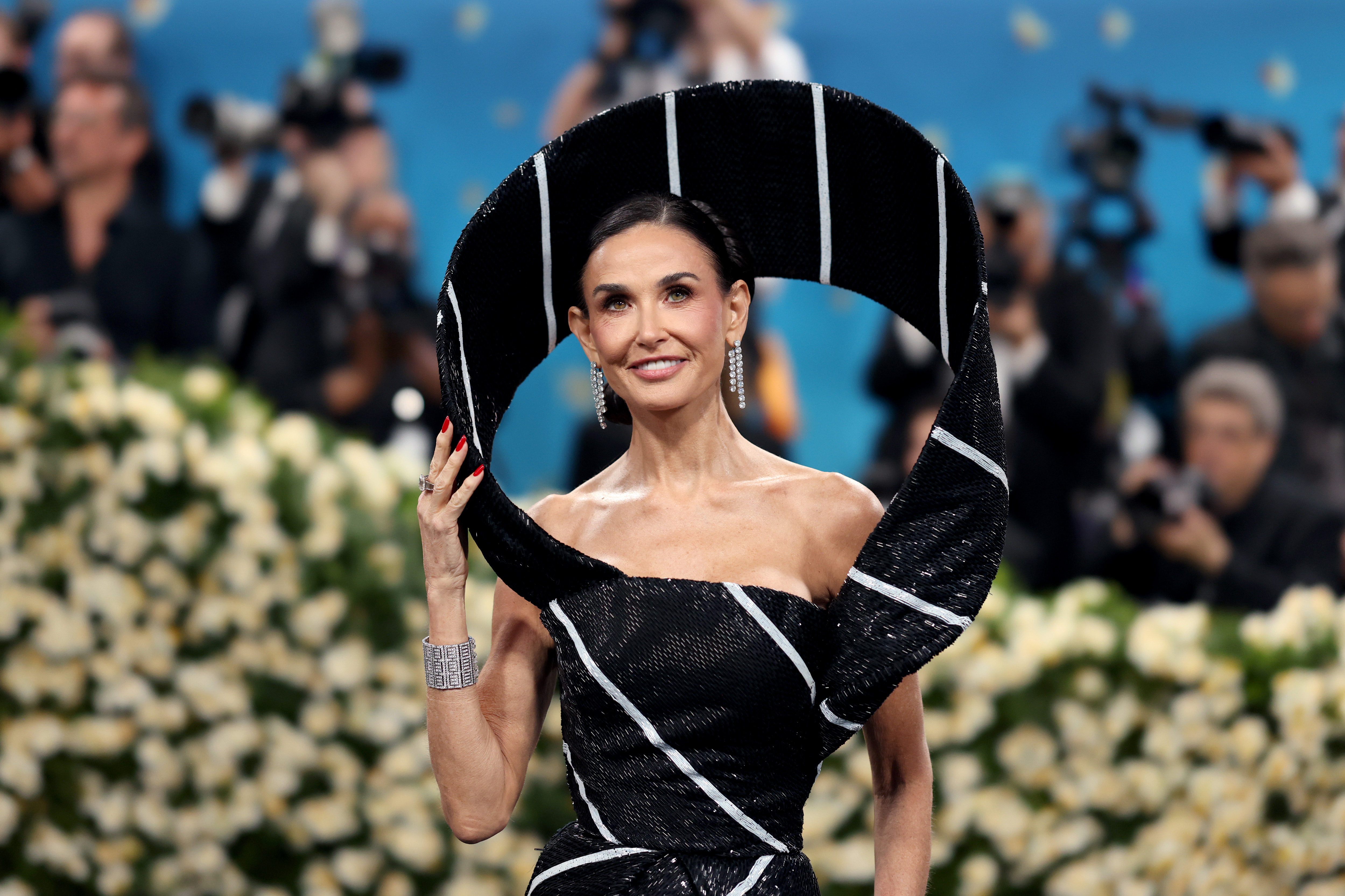 Demi Moore au Met Gala 2025 célébrant « Superfine : Tailoring Black Style » au Metropolitan Museum of Art le 5 mai 2025, à New York. L'actrice portait ses cheveux tirés en arrière en un chignon élégant, complétant sa robe sculpturale noire et blanche avec des accessoires assortis.
