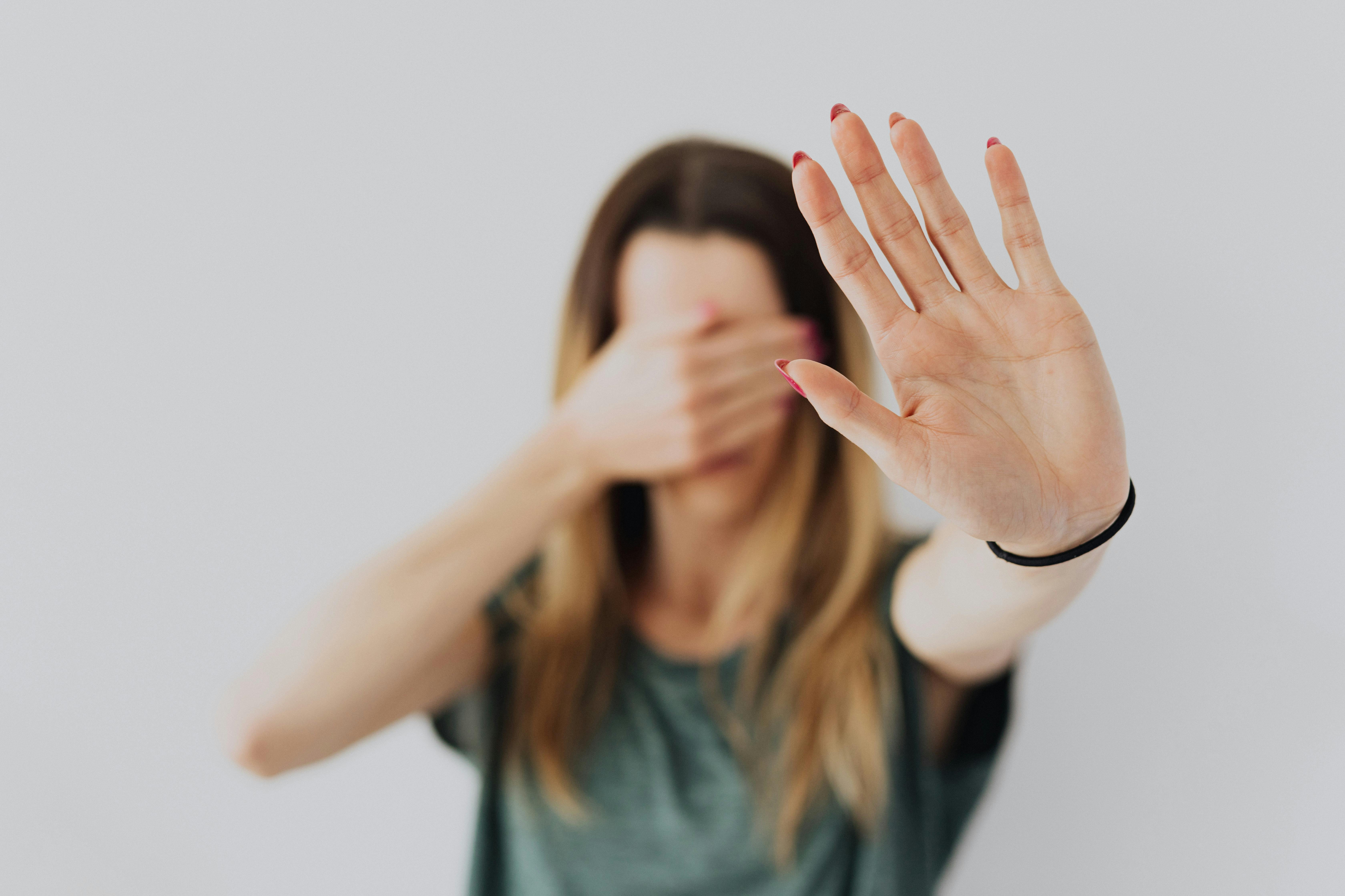 Une femme paniquée se cache le visage | Source : Pexels