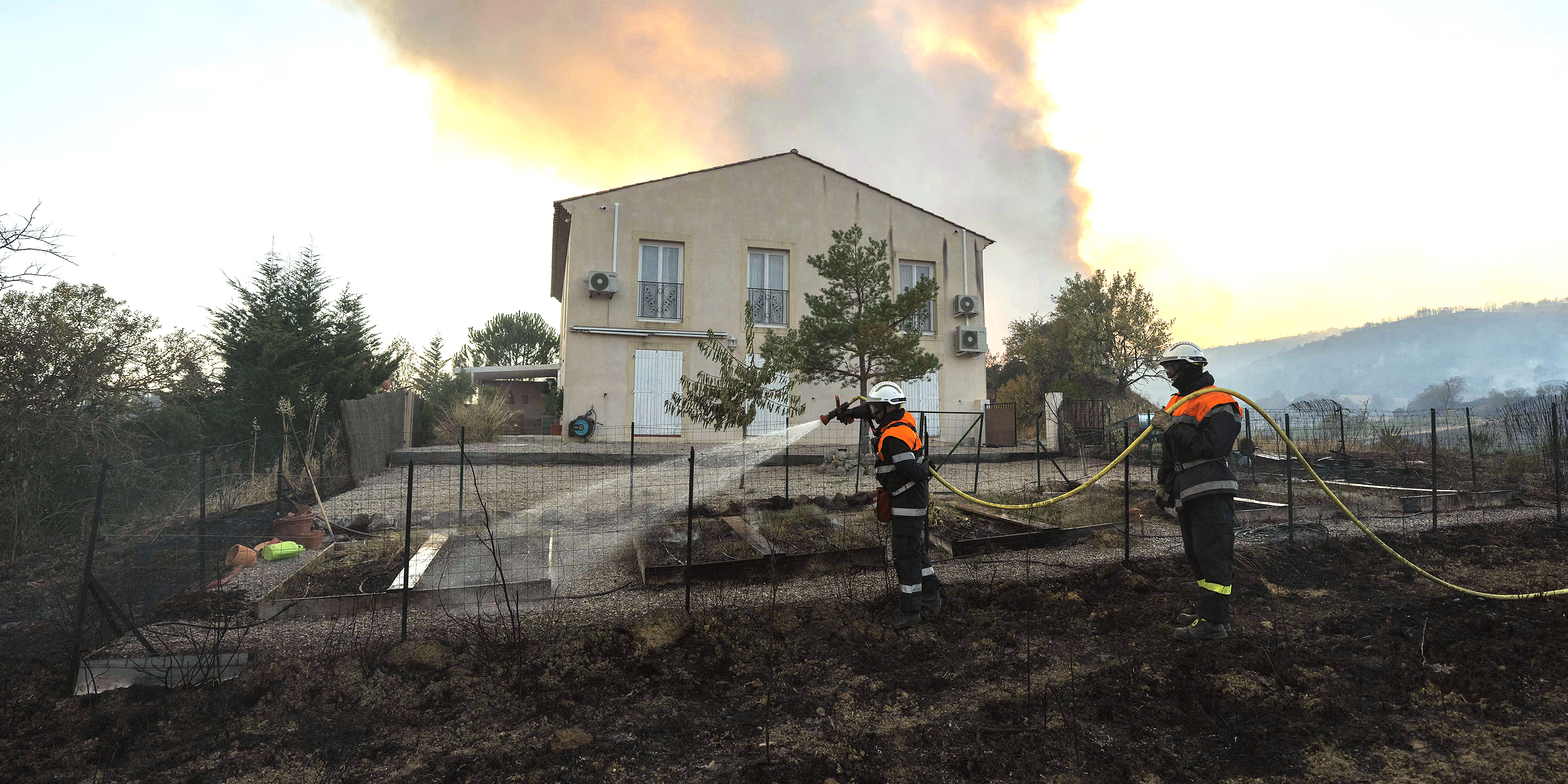 Des pompiers qui combattent un incendie | Source : Getty Images