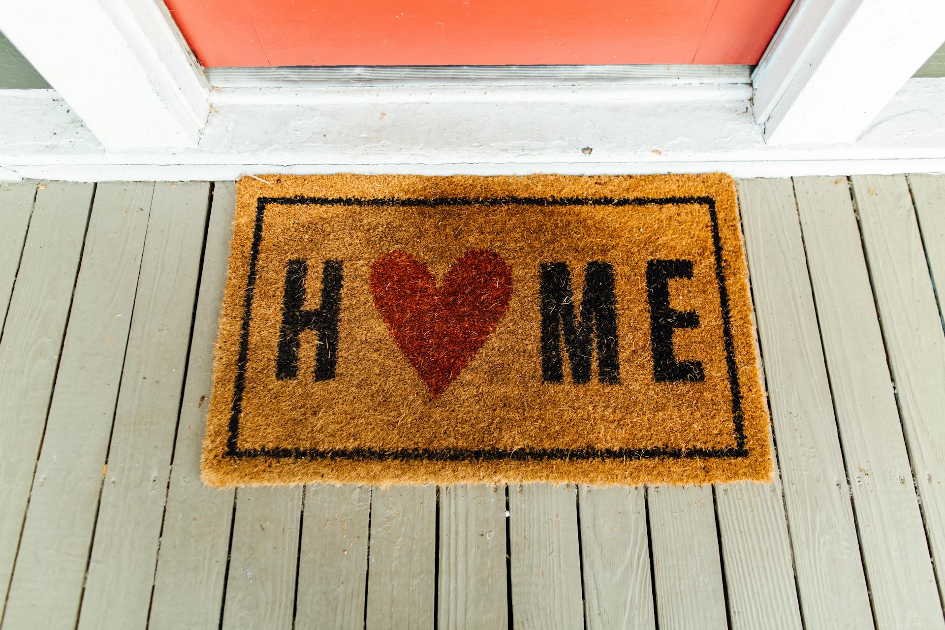 Un tapis à côté d'une porte | Source : Pexels