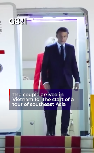 Emmanuel Macron marche devant Brigitte Macron alors que le couple débarque. | Source : YouTube/GBNews