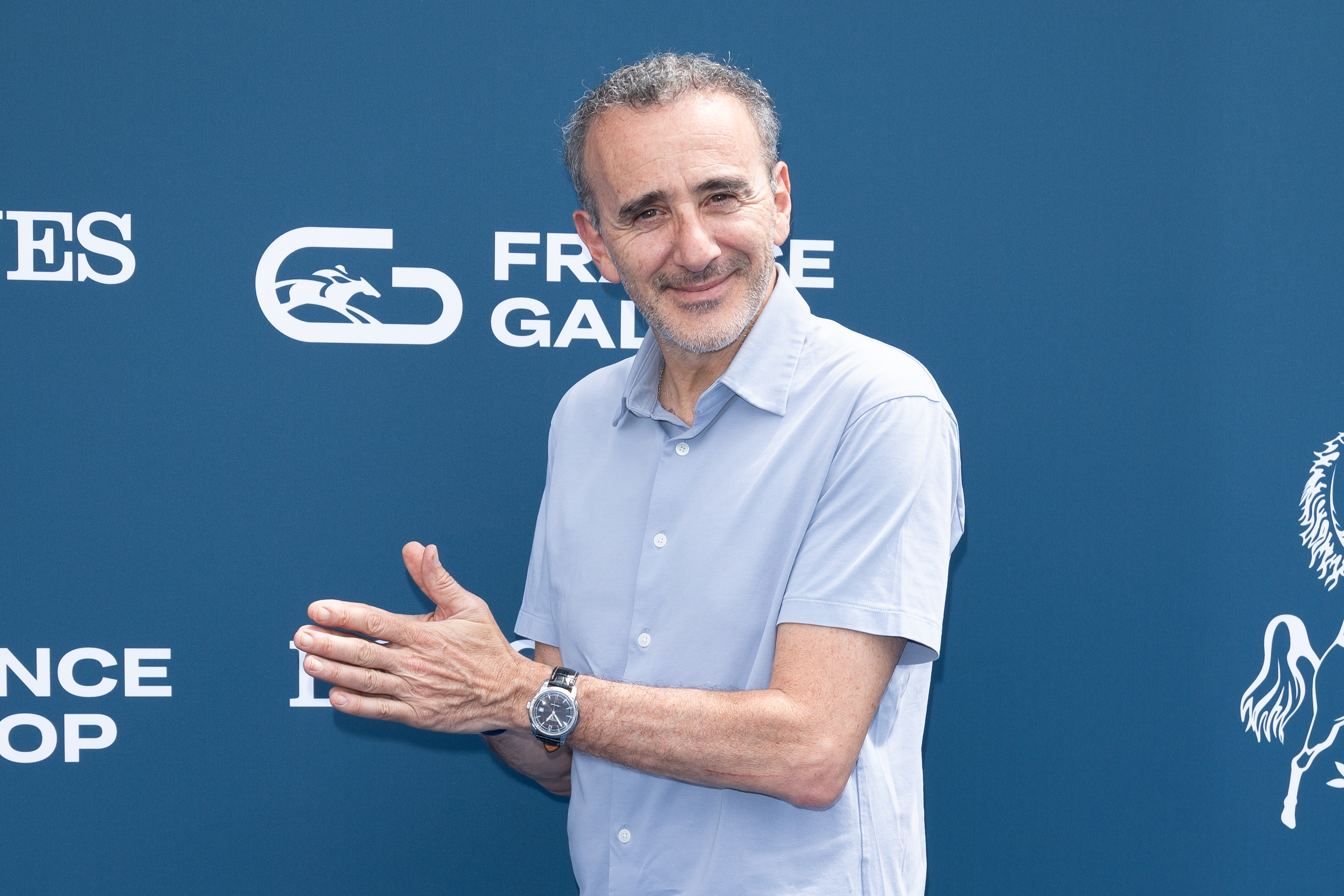 Elie Semoun assiste au Prix de Diane Longines 2023 le 18 juin 2023 à Paris, France I Source : Getty Images