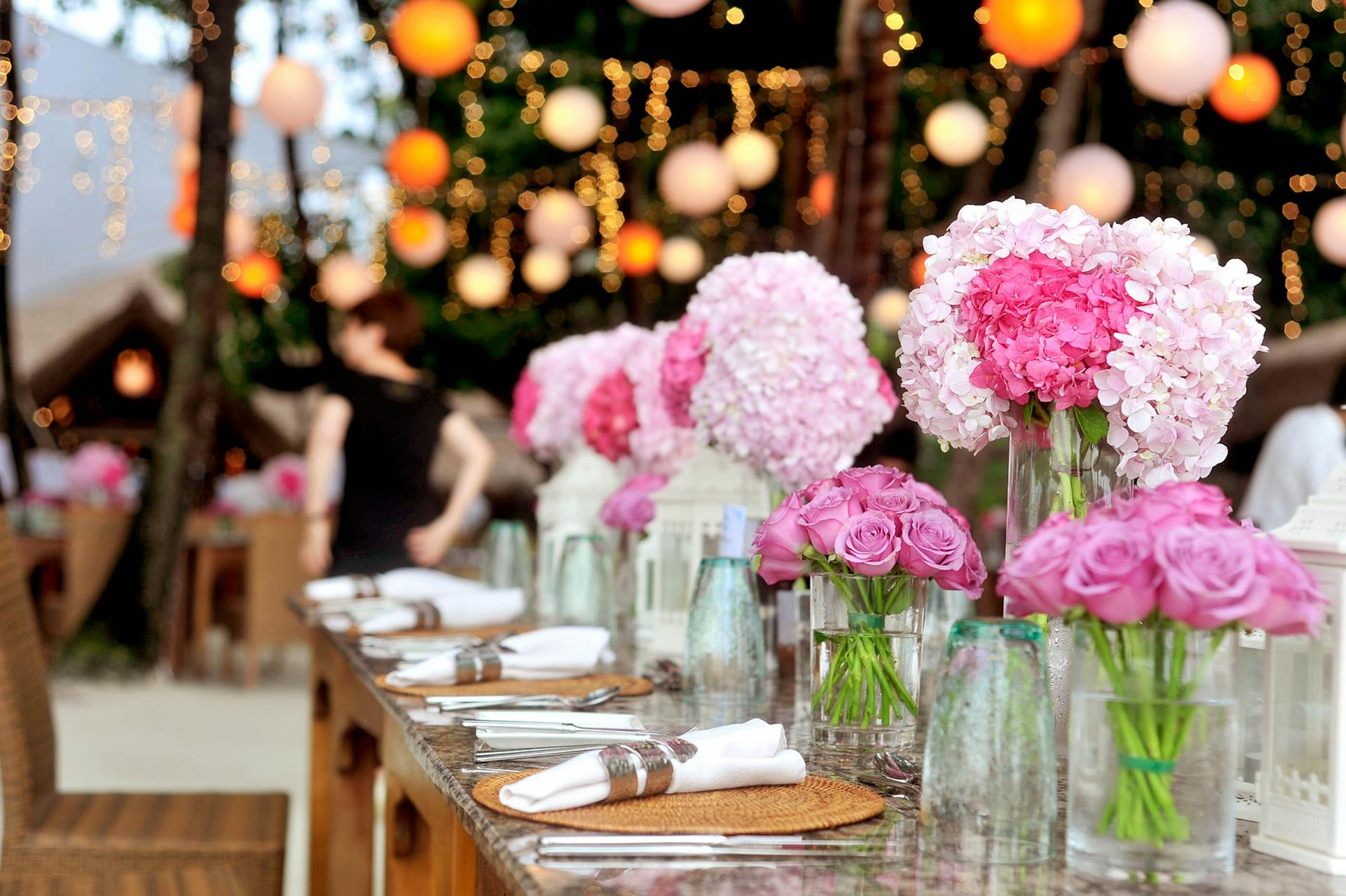 Une table dressée avec des fleurs et des assiettes élégantes | Source : Pexels