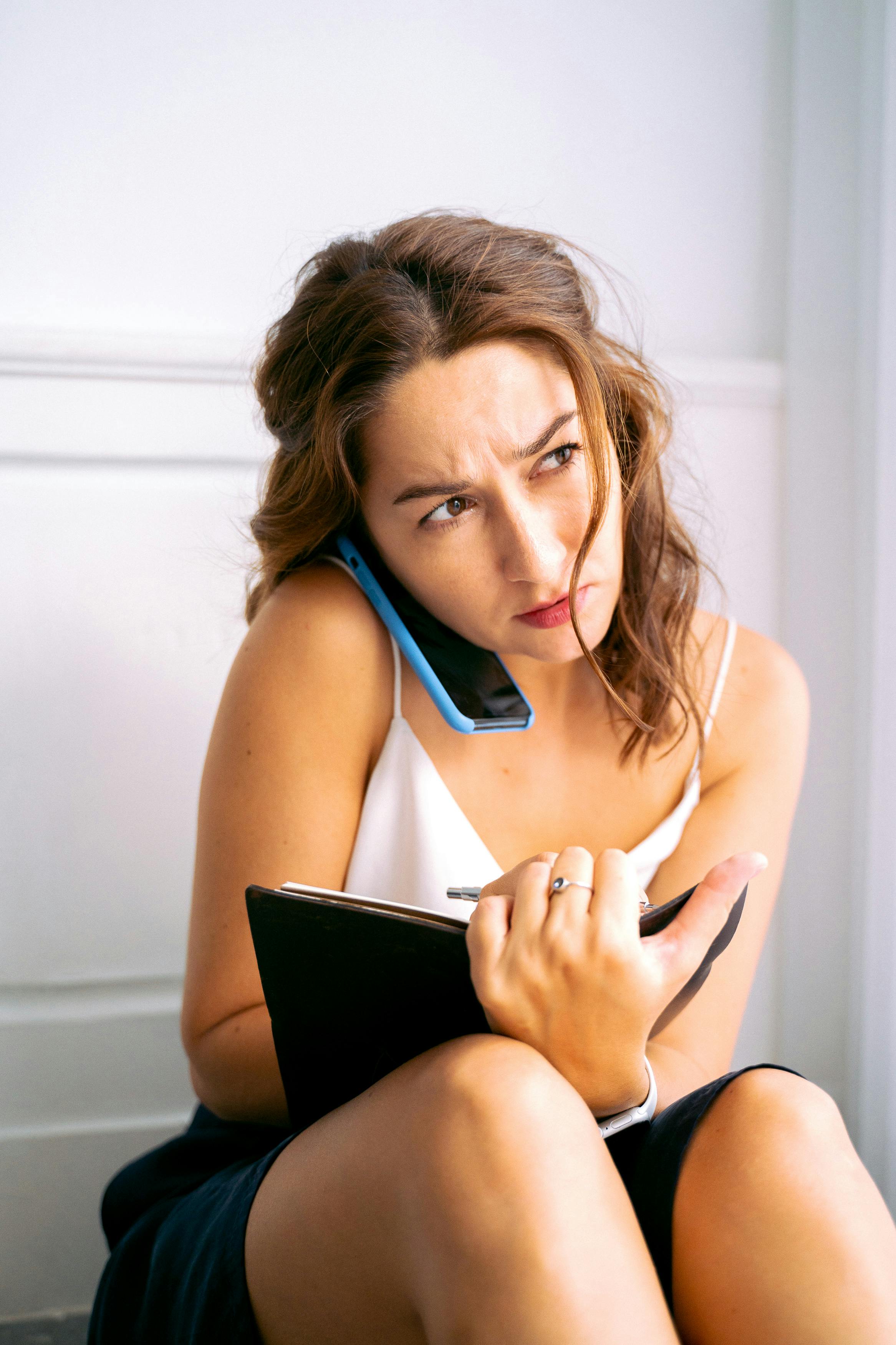 Une femme stressée lors d'un appel | Source : Pexels