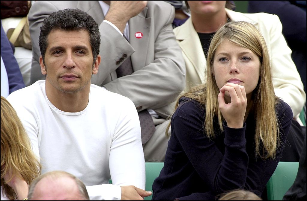 Nagui et sa femme Mélanie Page assistent au demi-finales de Roland Garros à Paris, France, le 08 juin 2001 | Source : Getty Images