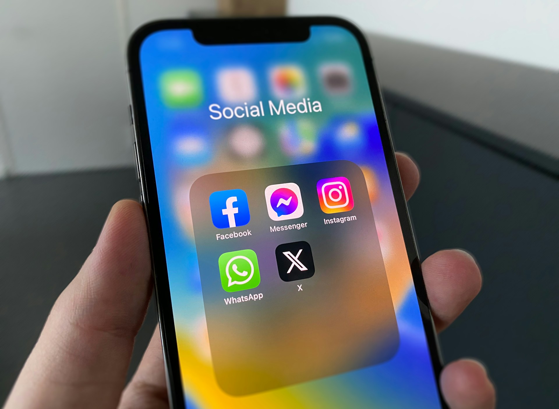 Une personne tenant son téléphone révélant les applications de réseaux sociaux sur l'écran | Source : Unsplash
