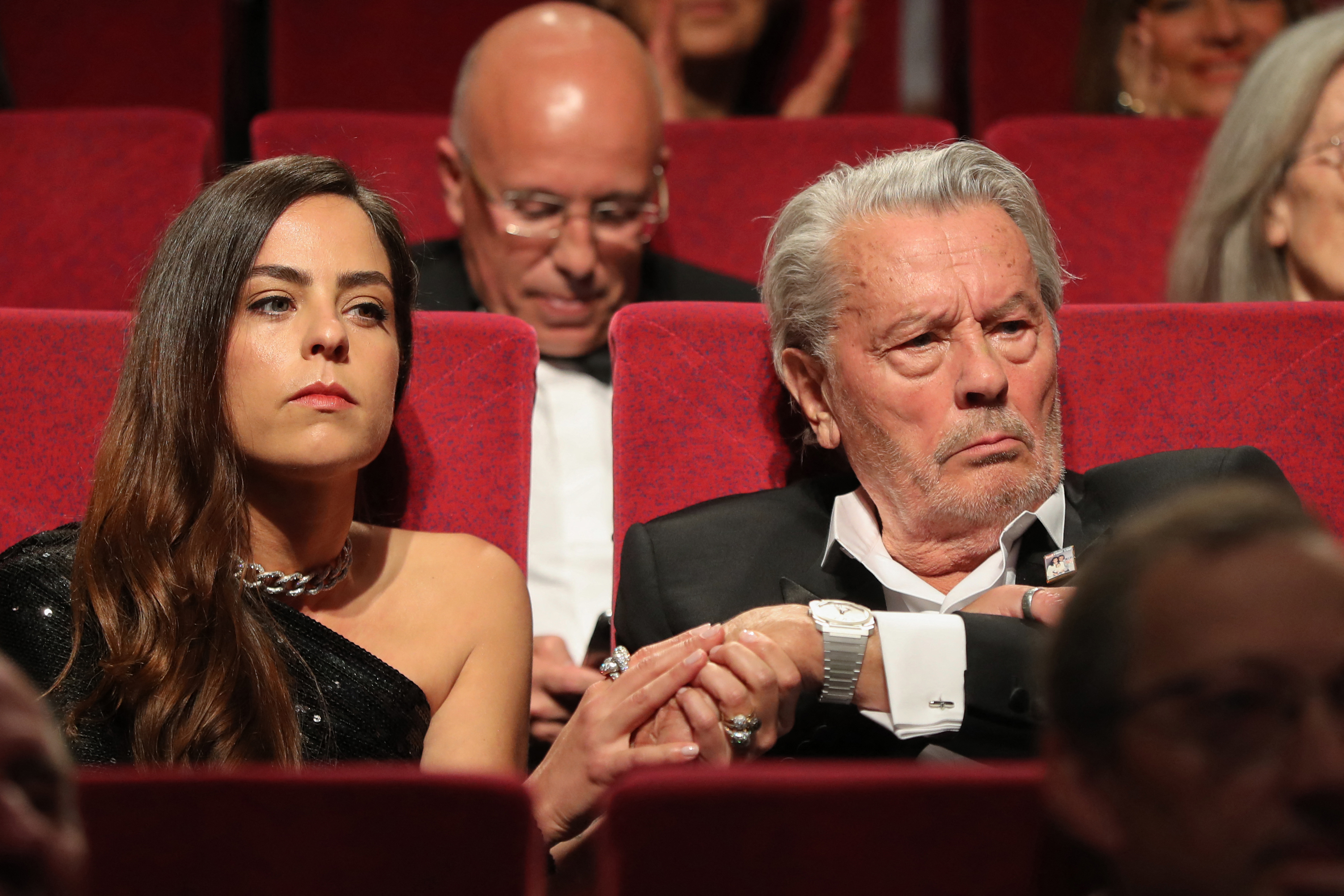 Alain Delon tient la main de sa fille, Anouchka Delon, avant de recevoir la Palme d'or d'honneur lors de la 72e édition du Festival de Cannes, à Cannes, dans le sud de la France, le 19 mai 2019 I Source : Getty Images