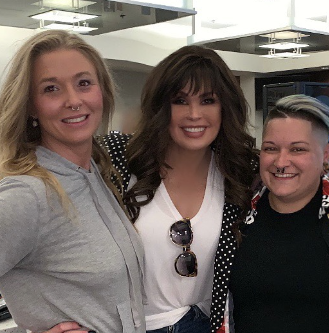 Marie Osmond avec sa fille Jessica et son compagnon, dans une publication datée du 7 juin 2019. | Source : Instagram/marieosmond