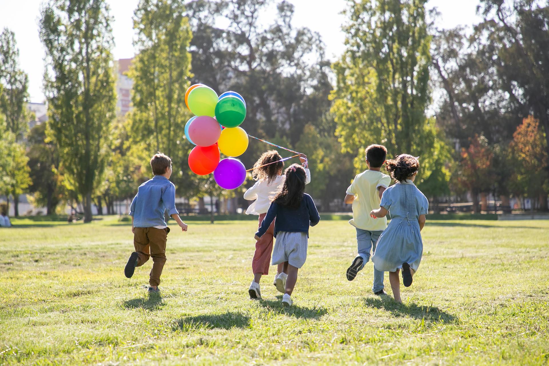 Des enfants jouent avec des ballons dans un parc | Source : Pexels