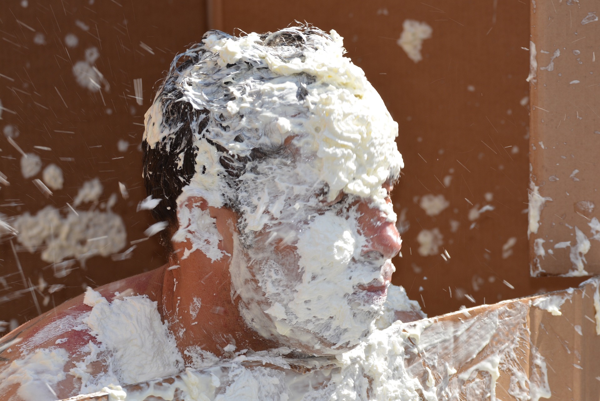 De la crème éclaboussée sur le visage d'un homme | Source : Pixabay
