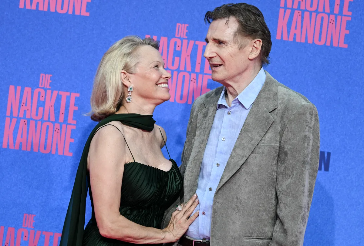 Pamela Anderson regarde amoureusement Liam Neeson lors de la première allemande de "The Naked Gun" le 24 juillet 2025 à Berlin, en Allemagne.