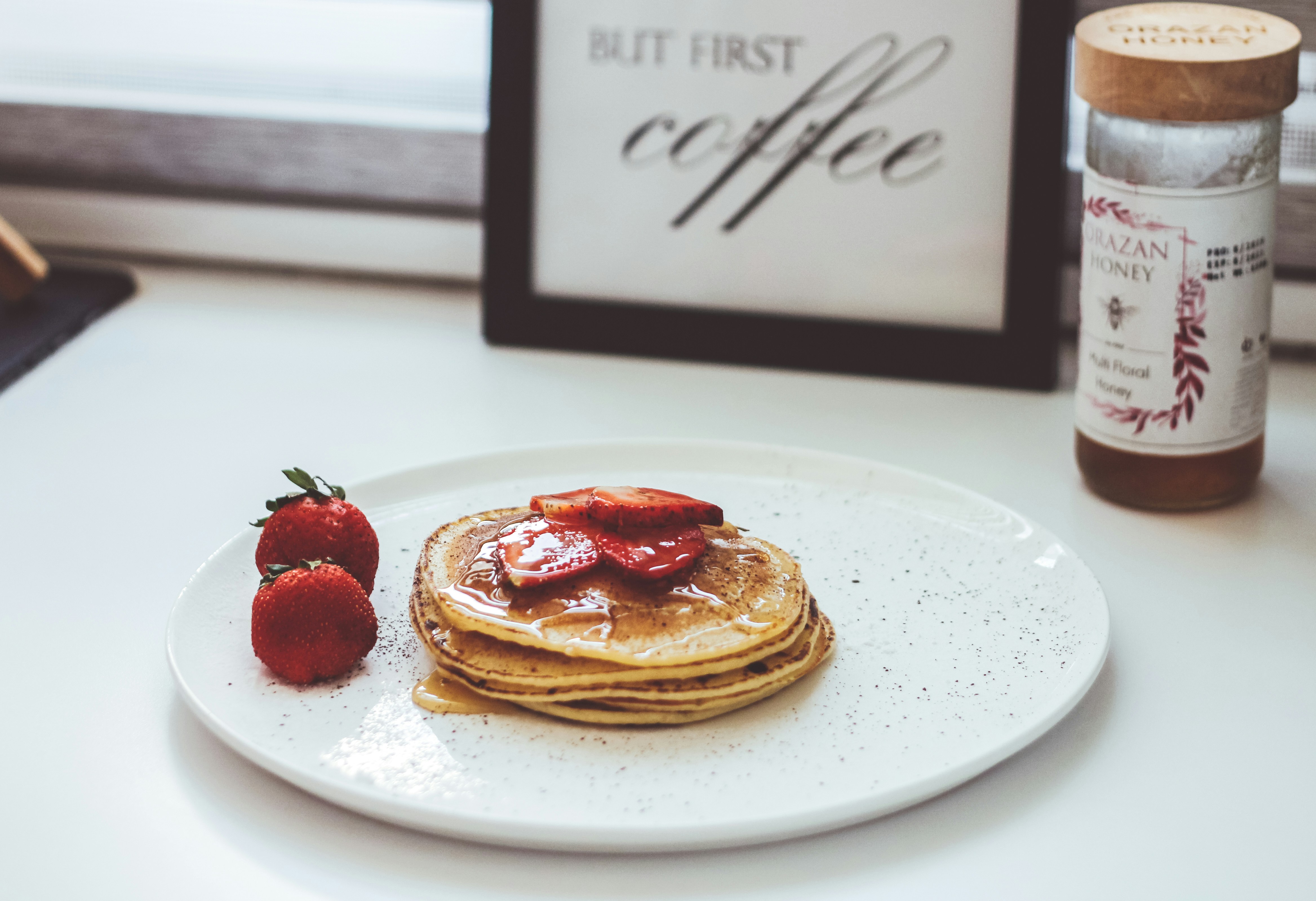 Une pile de crêpes sur une table | Source : Unsplash