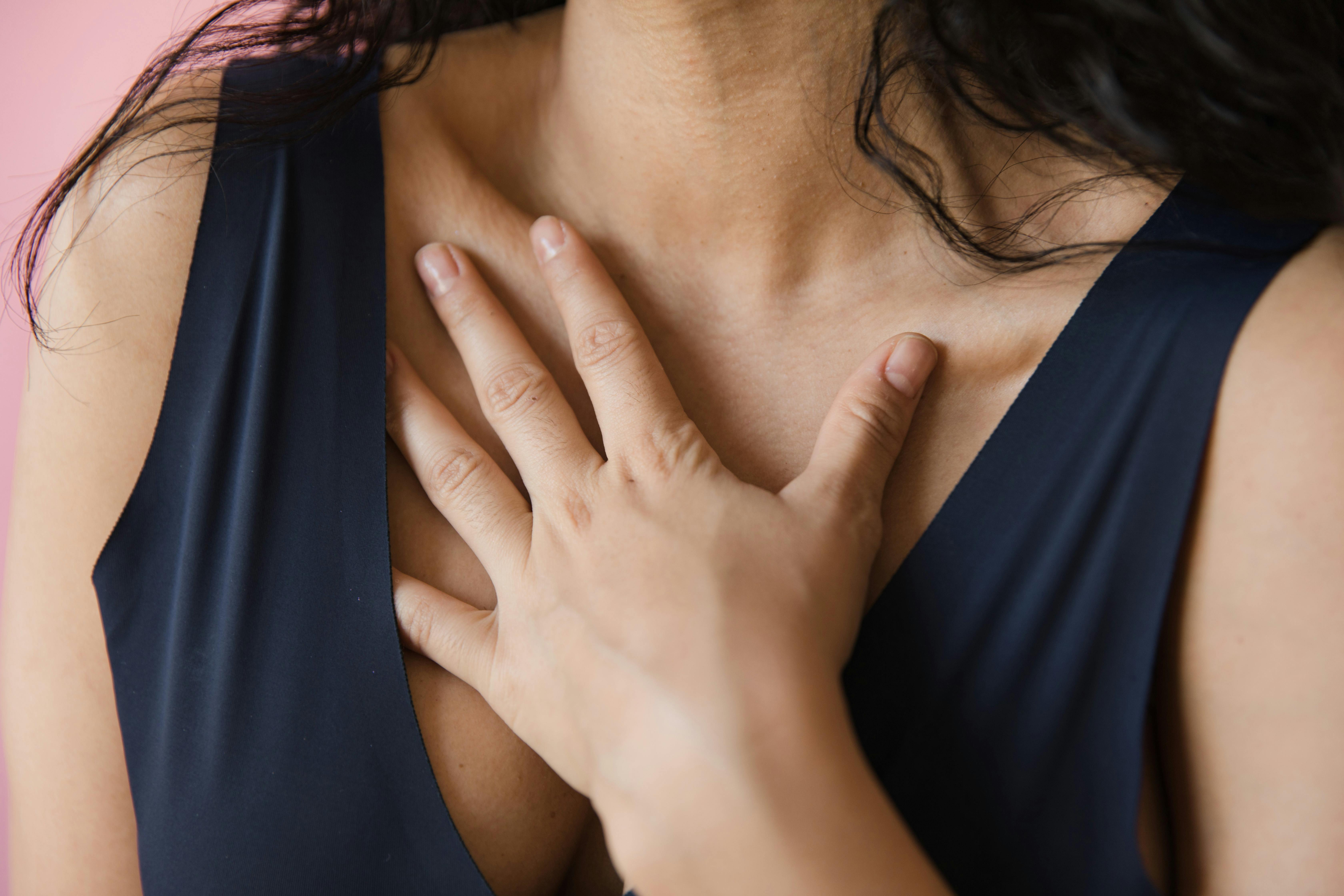 La main d'une femme qui touche sa poitrine | Source : Pexels