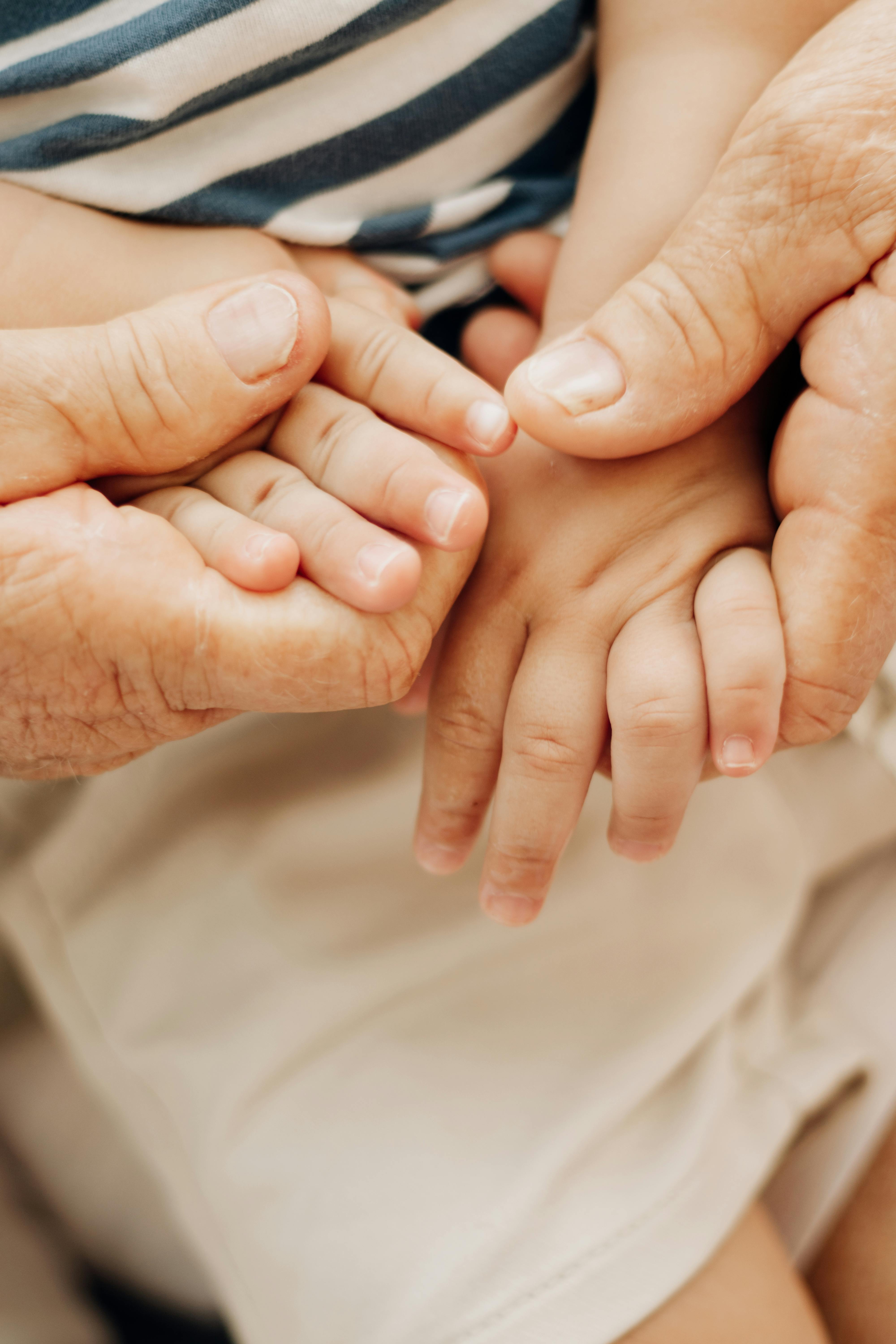 Les mains d'une femme tenant un bébé | Source : Pexels