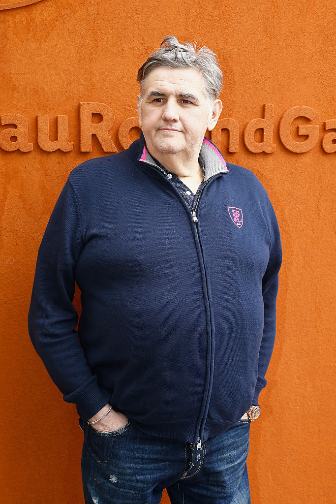 Pierre Ménès assiste à la septième journée du tournoi de tennis de Roland Garros, le 28 mai 2016 à Paris, en France I Source : Getty Images
