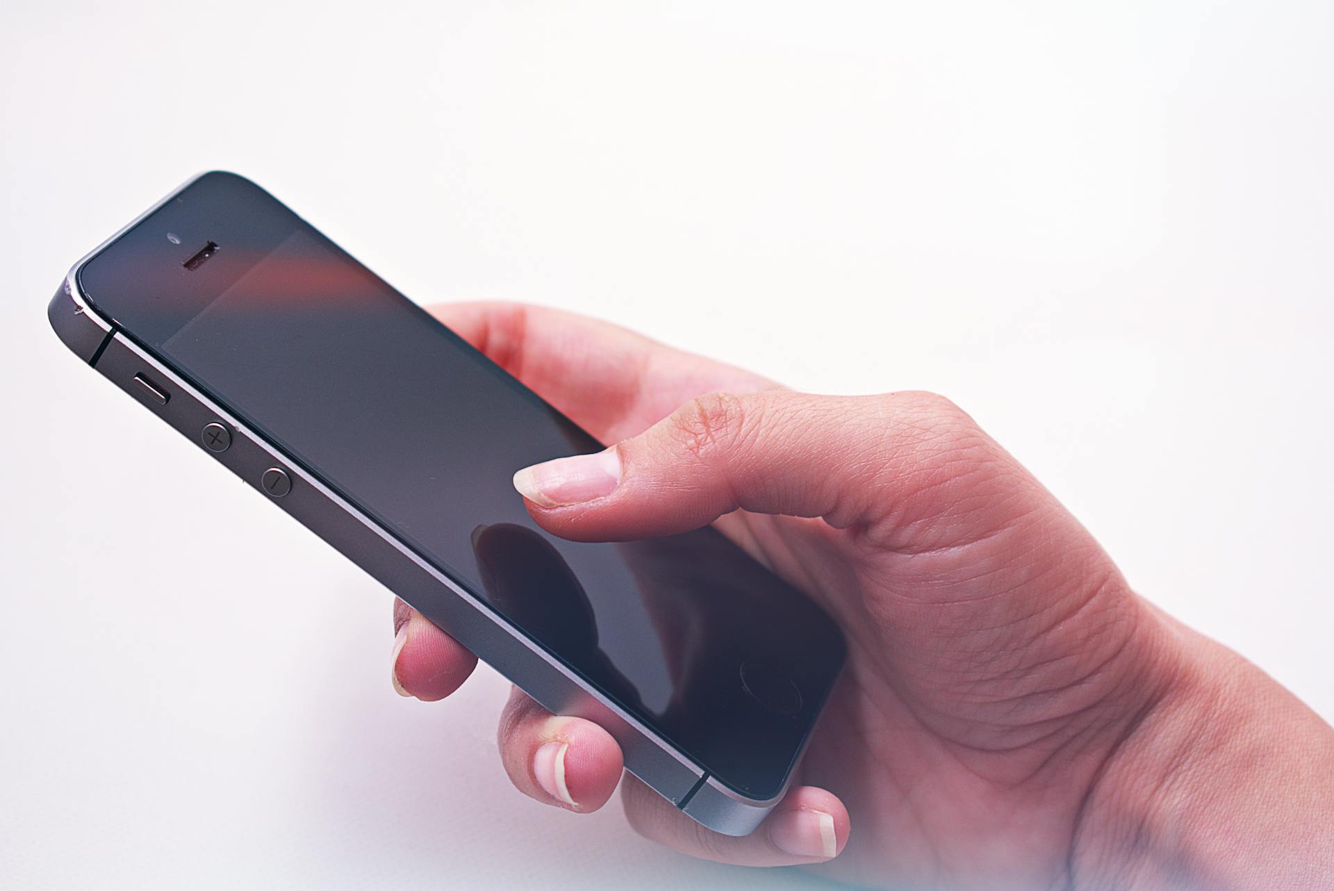 Une personne tenant un téléphone portable | Source : Pexels