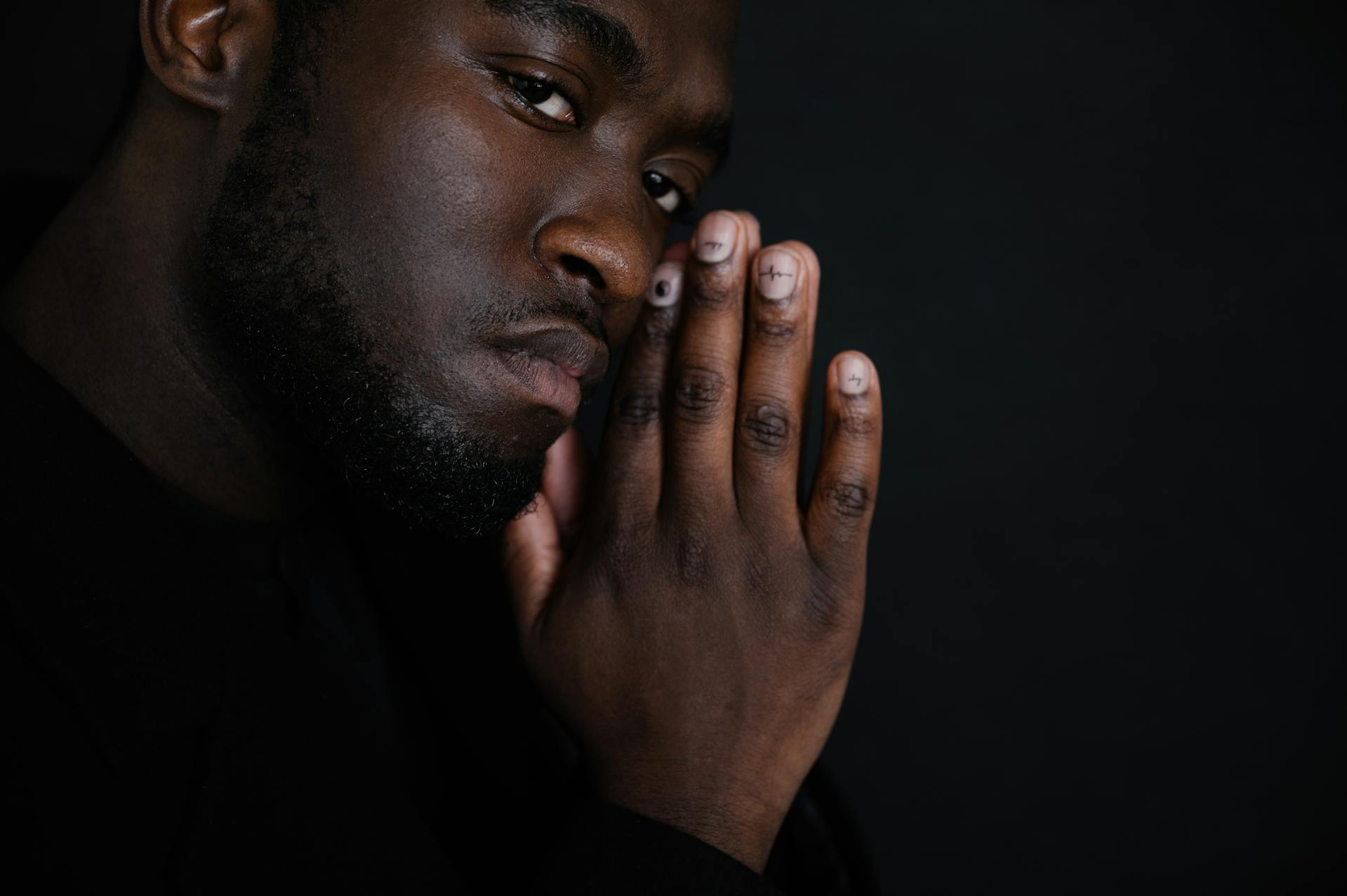 Un homme au regard intense | Source : Pexels