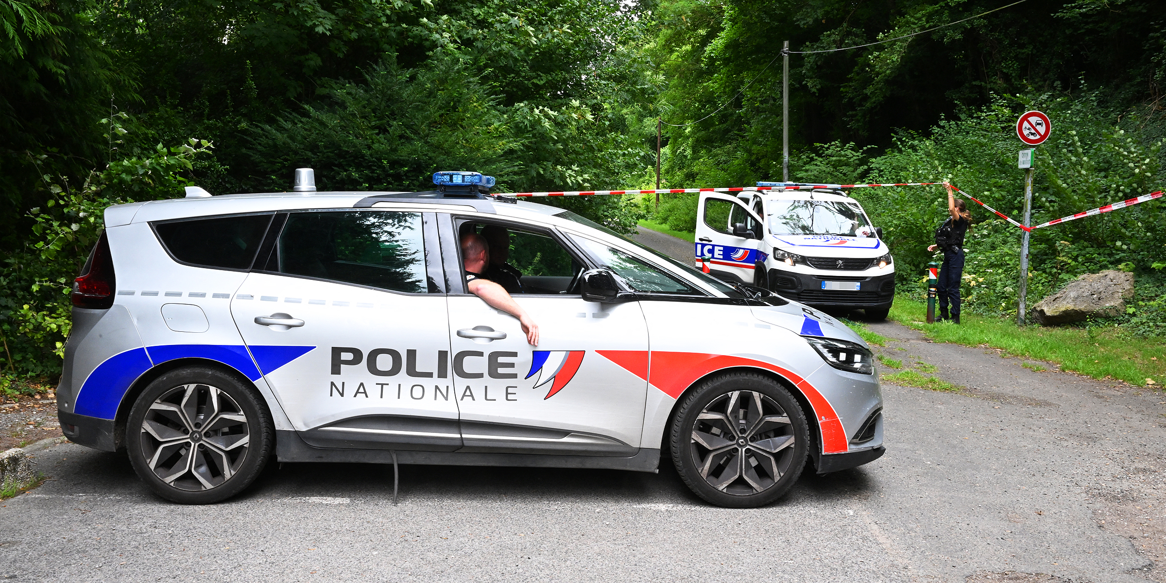 Des voitures de police sont stationnées devant une zone bouclée à Pont-de-Metz, le 4 août 2025 | Source : youtube.com/@LeParisien