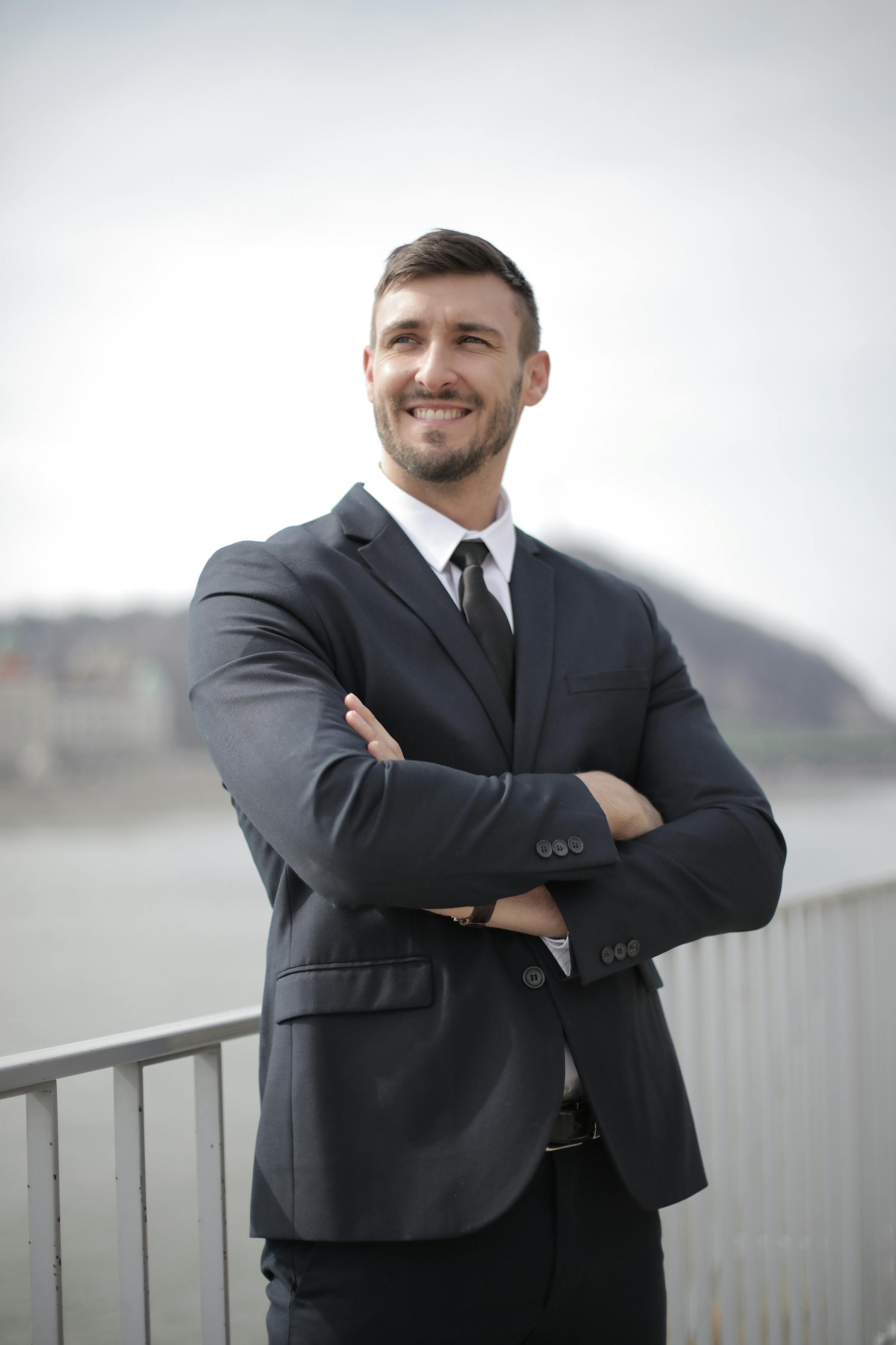 Un homme en costume souriant | Source : Pexels