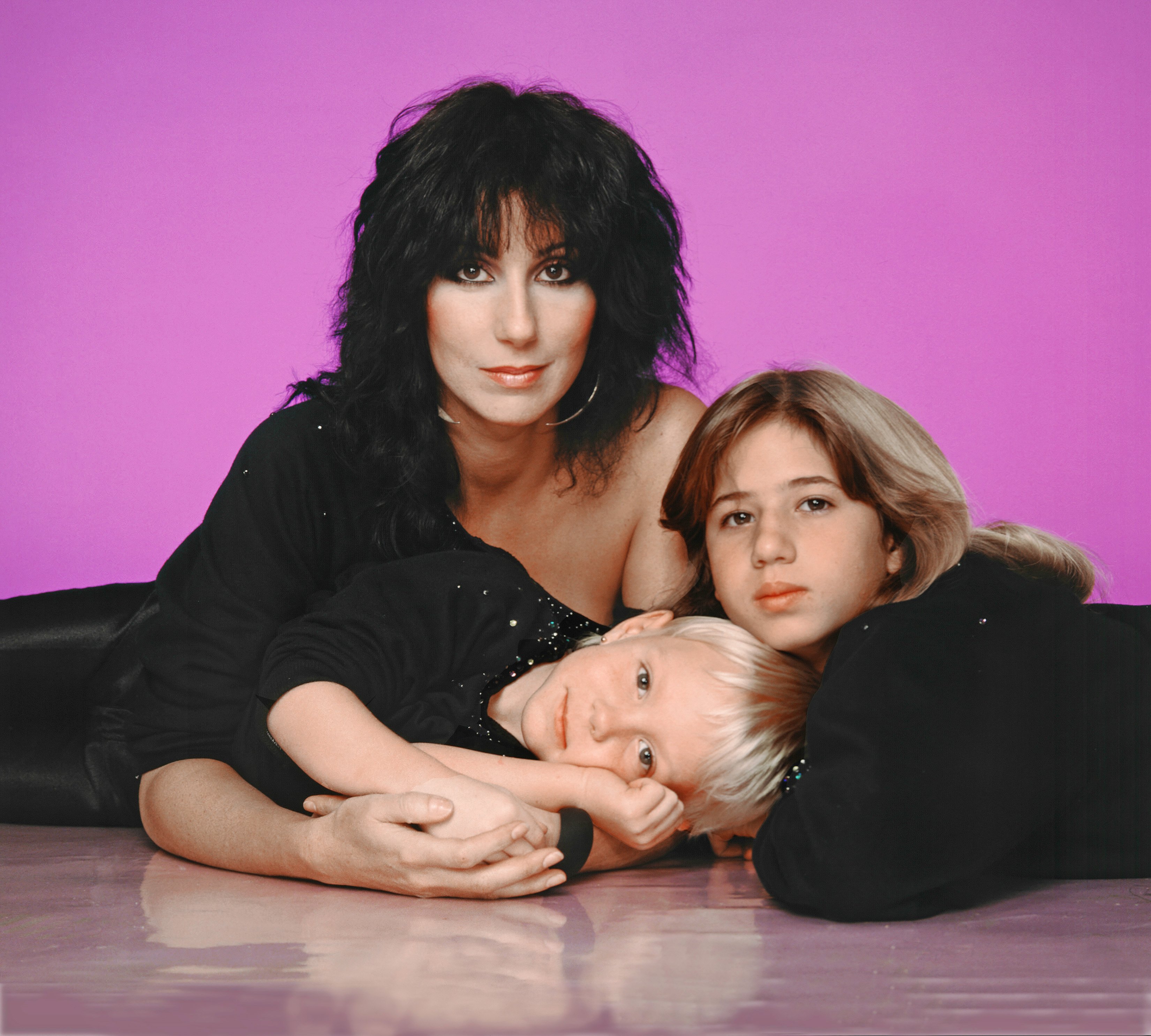 Cher avec Chastity Bono et Elijah Blue Allman, posant pour un portrait à Los Angeles, Californie, en janvier 1980 | Source : Getty Images