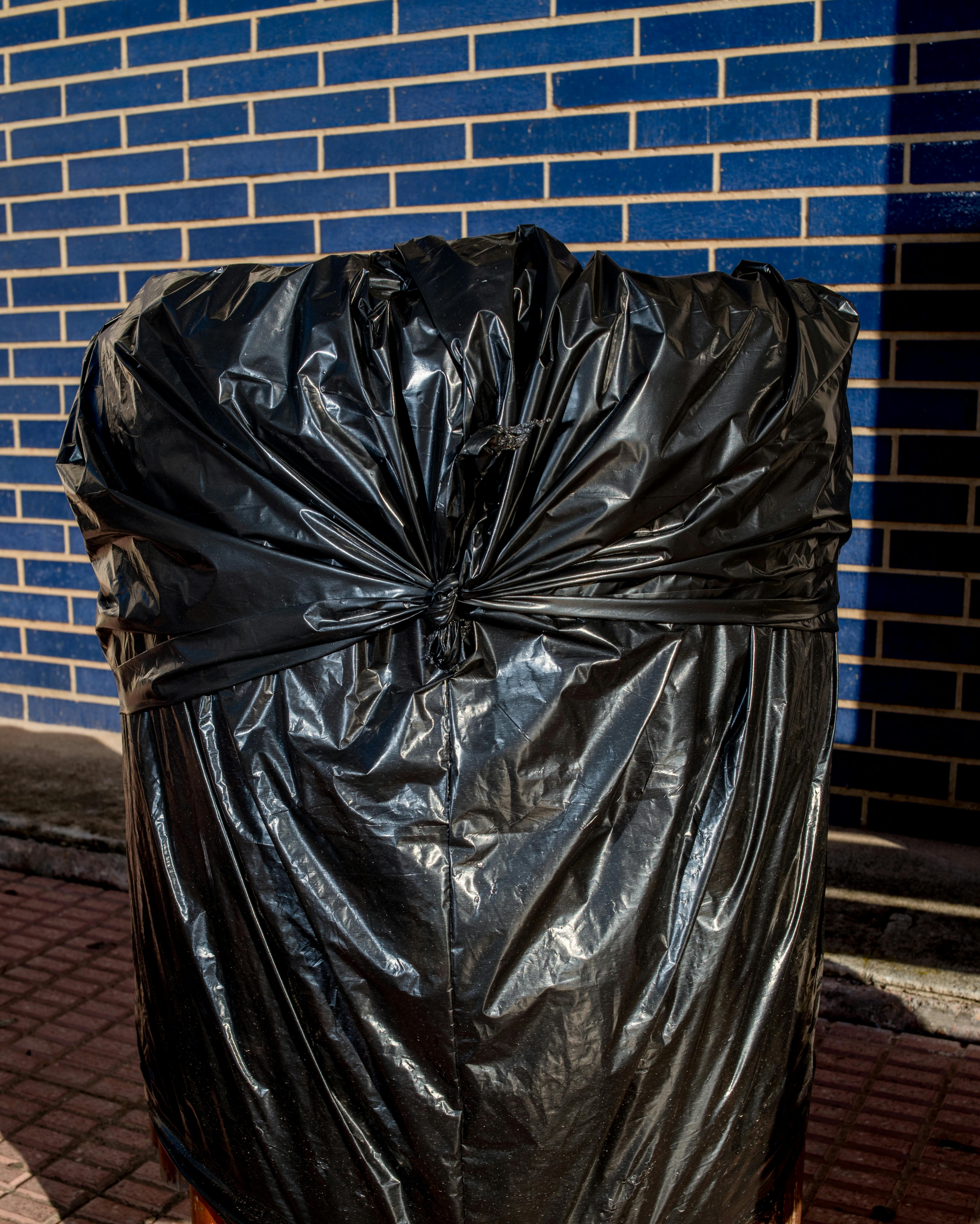 Un sac poubelle noir rempli d'objets | Source : Pexels