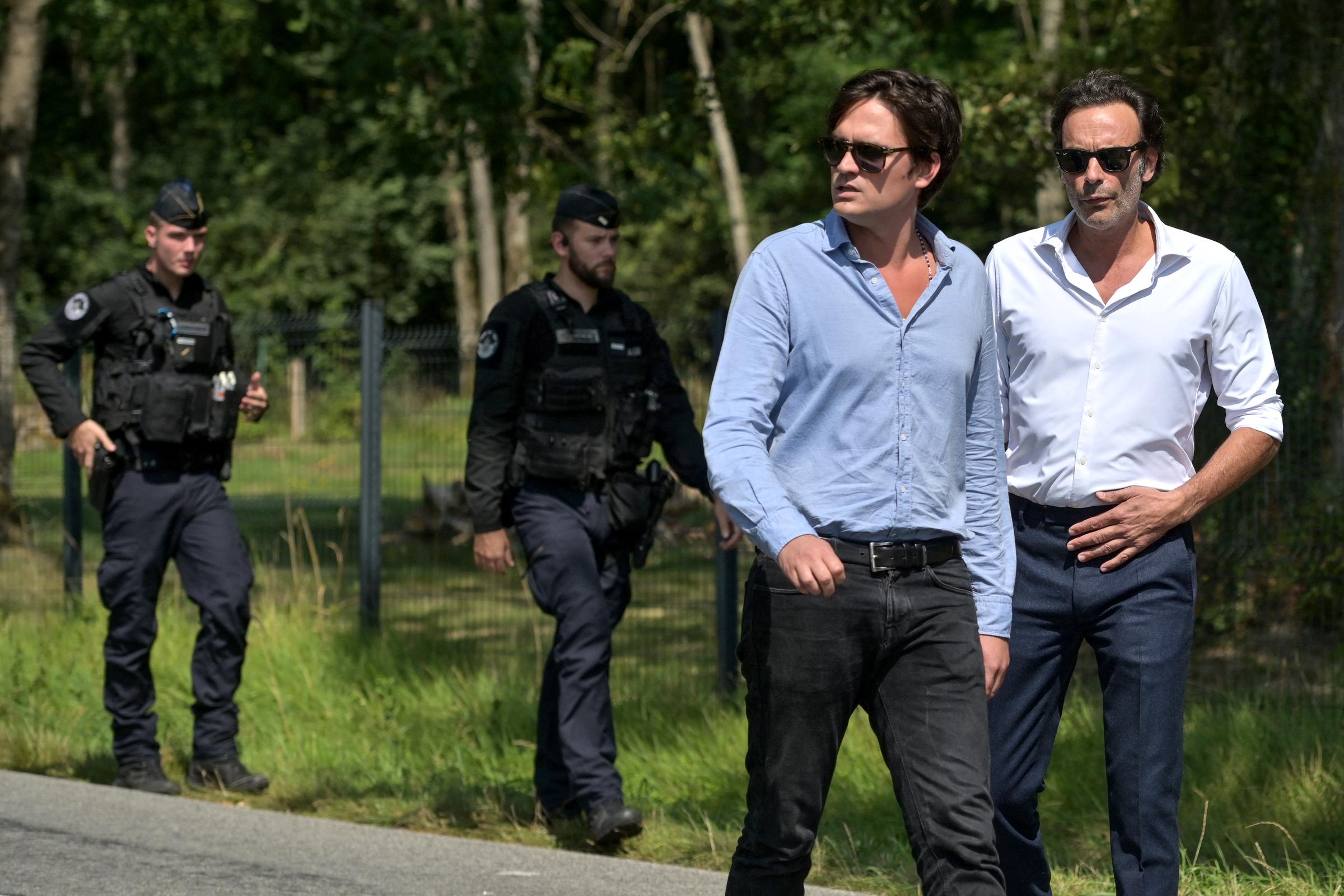 Anthony Delon (à gauche) et Alain-Fabien Delon (à droite) arrivent à la propriété de leur père pour assister aux funérailles privées de l'acteur français Alain Delon La Brulerie, à Douchy, dans le centre de la France, le 24 août 2024 I Source : Getty Images